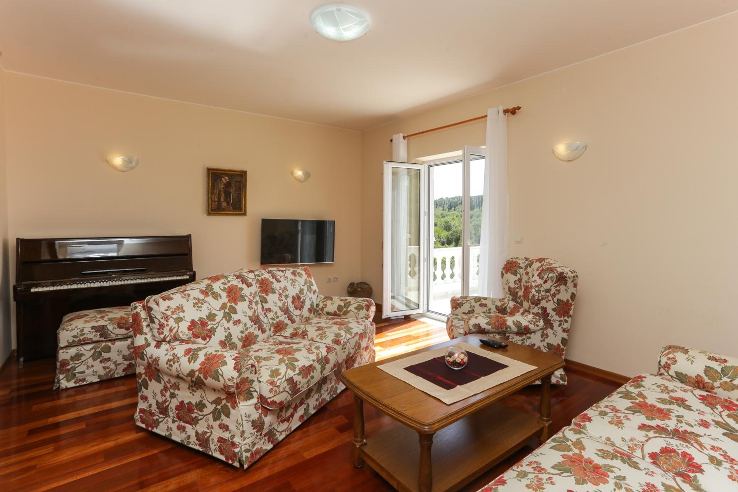 Comfort One-Bedroom Apartment with Balcony photo 2