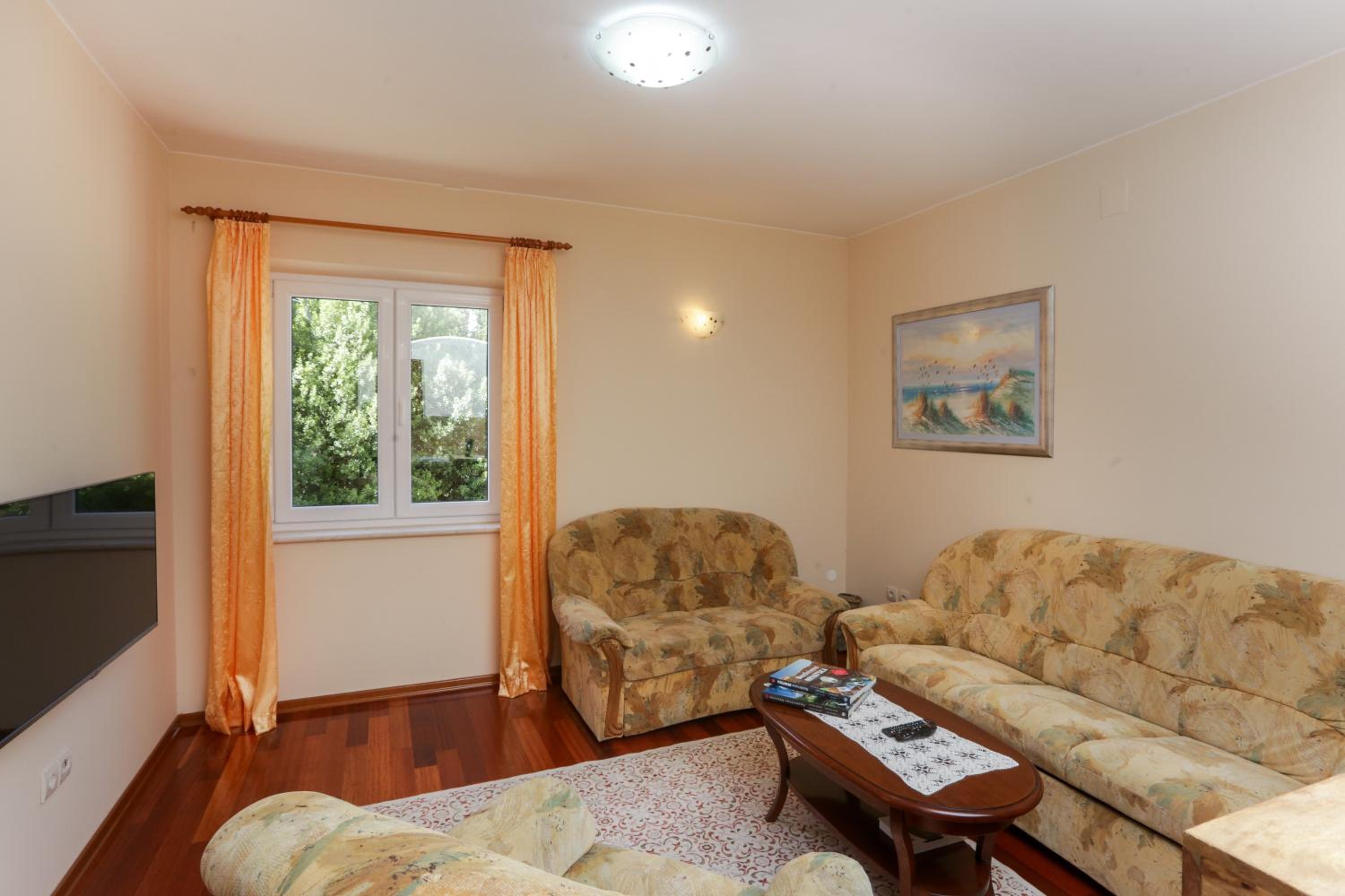 One-Bedroom Apartment with Patio photo 3