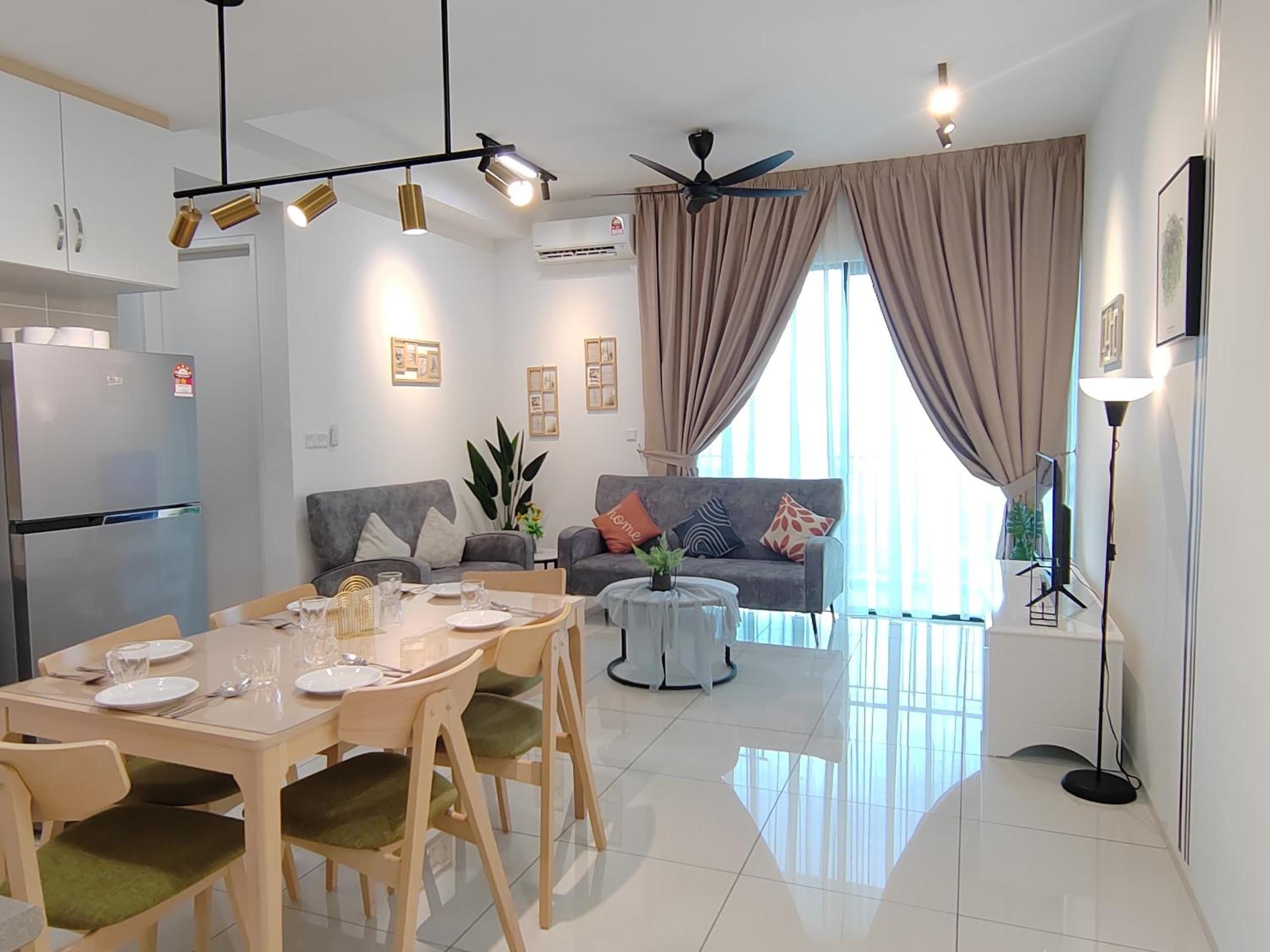 King Suite with Balcony - Photo 4