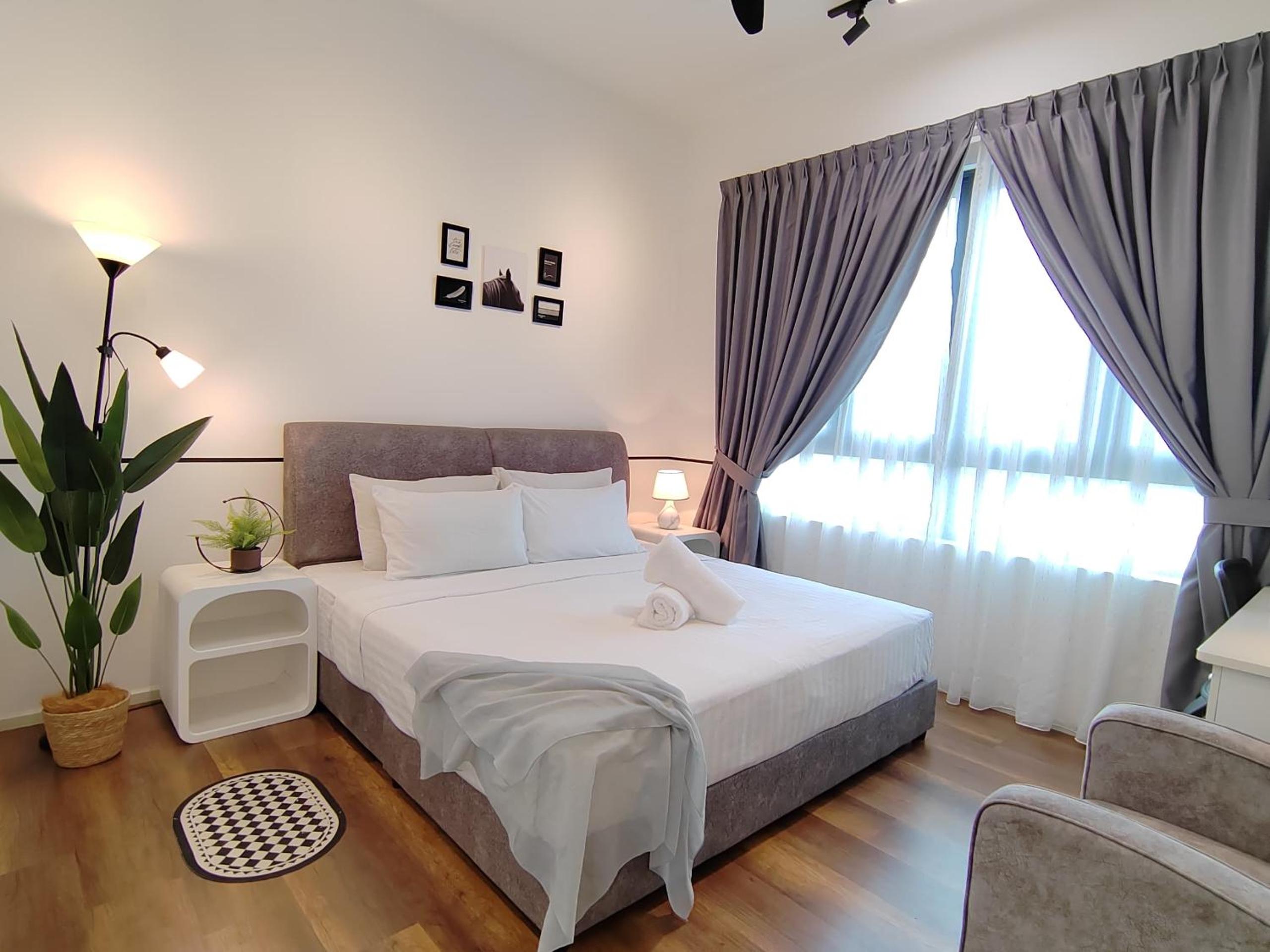 King Suite with Balcony - Photo 2