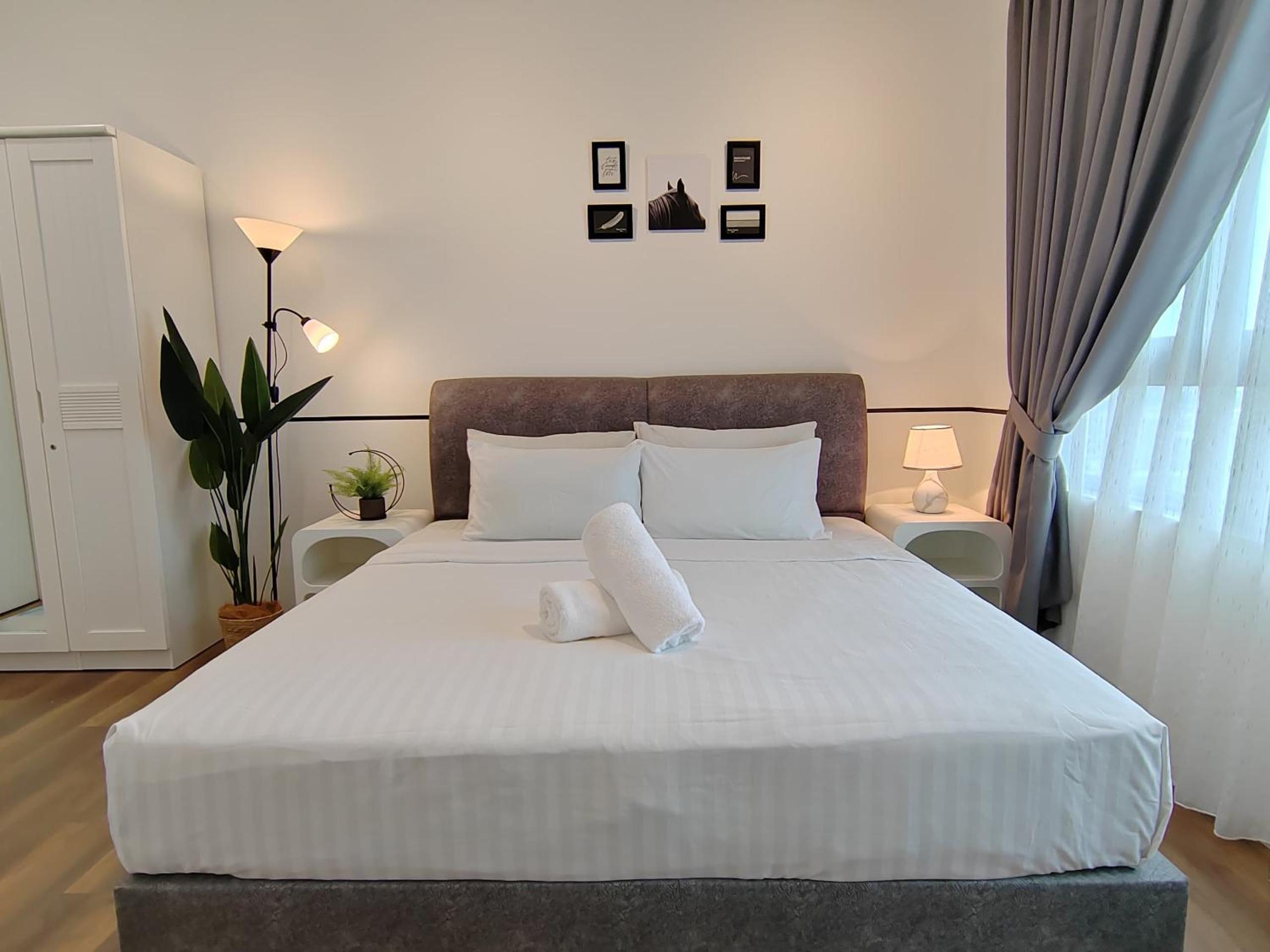 King Suite with Balcony - Photo 7