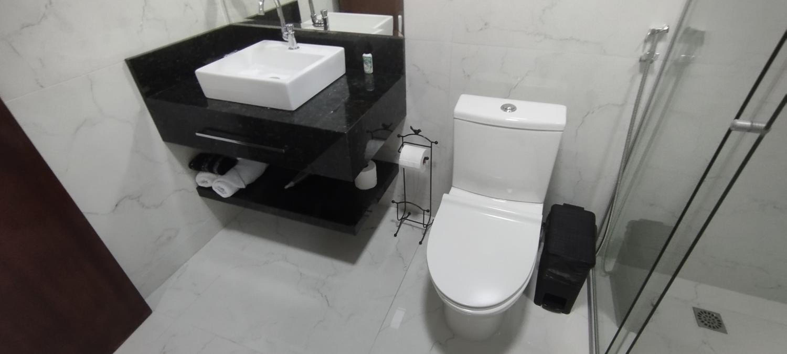 Queen Suite - Photo 9