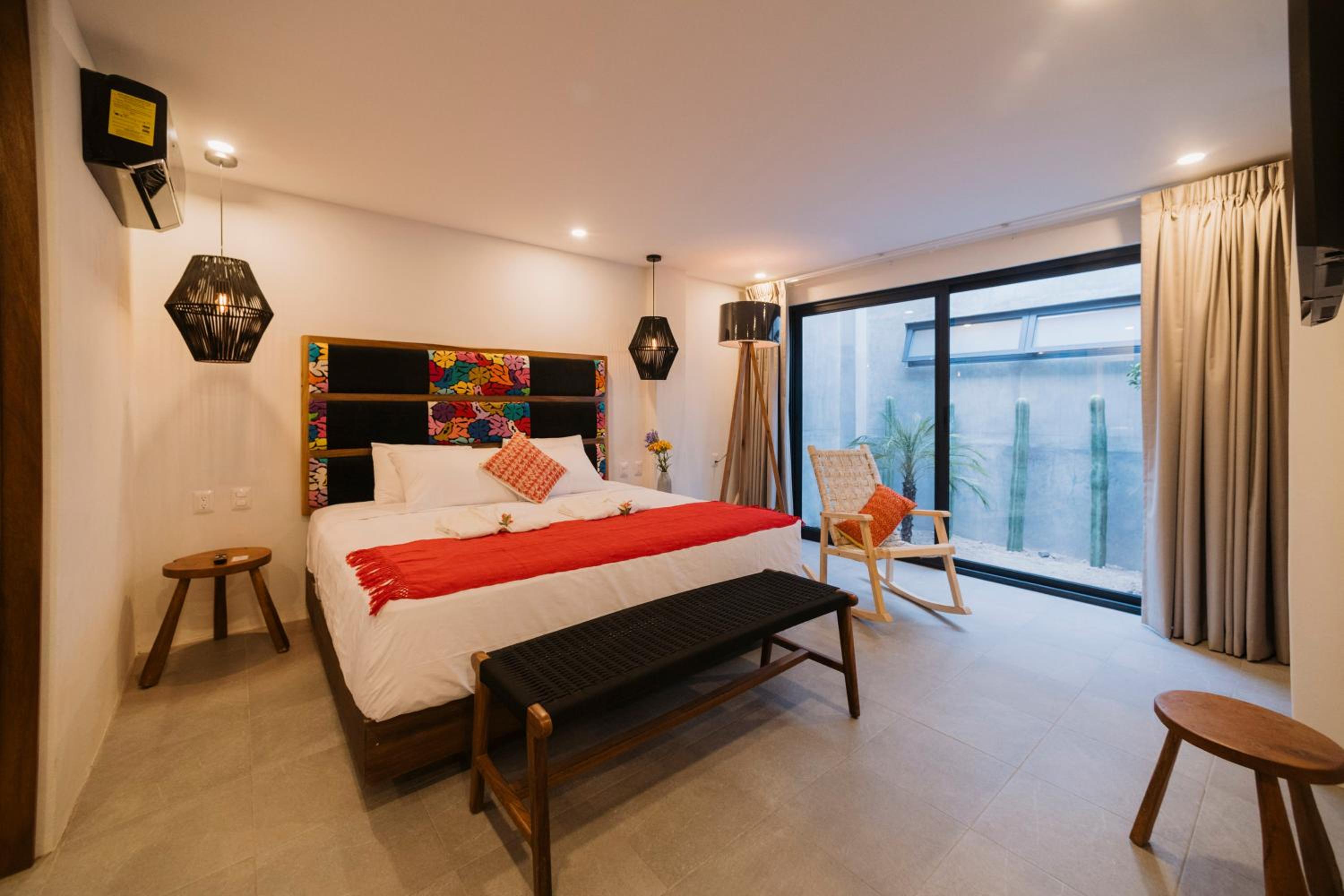 Deluxe King Suite - Photo 17