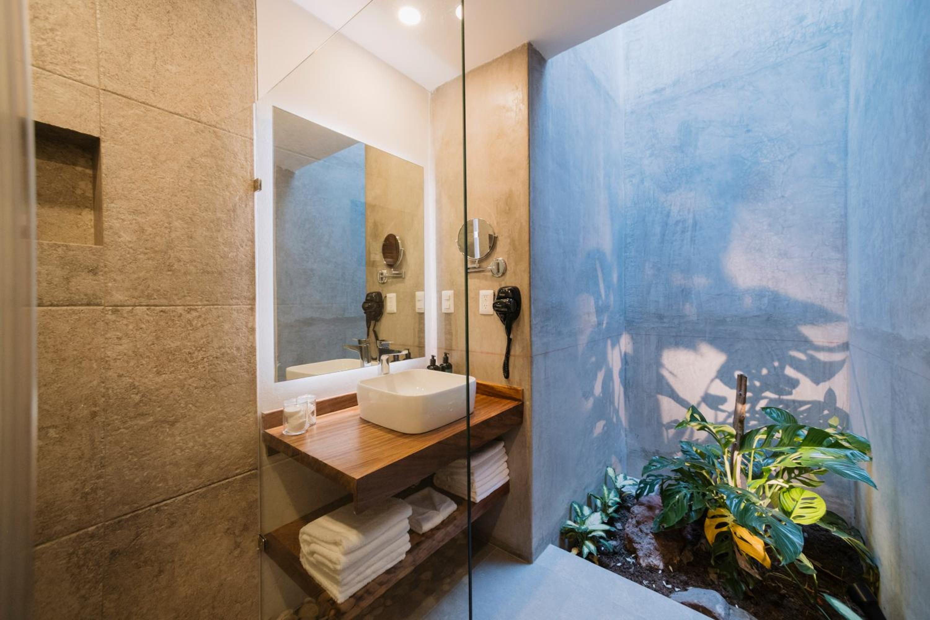 Deluxe King Suite - Photo 9