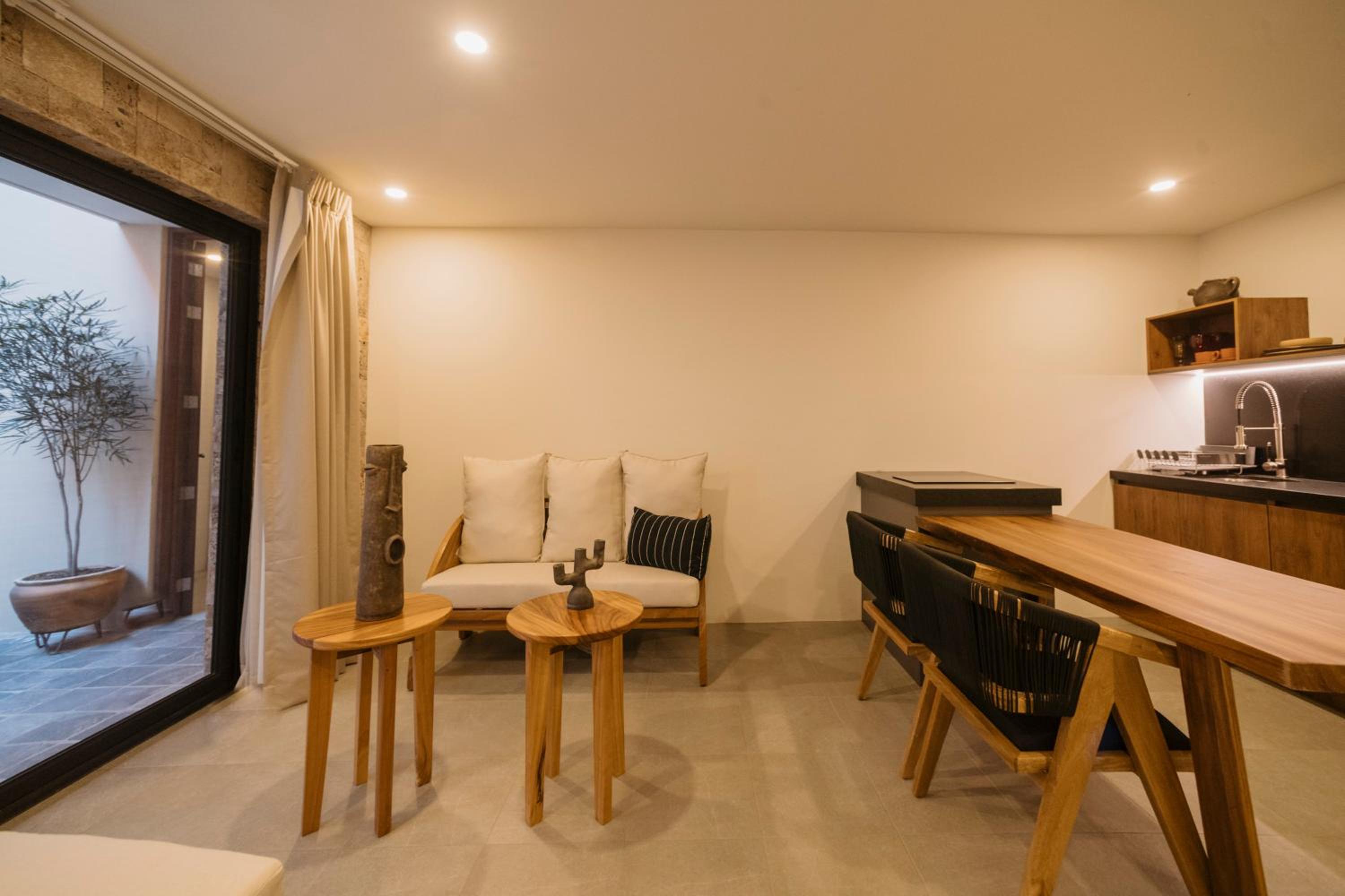 Deluxe King Suite - Photo 20