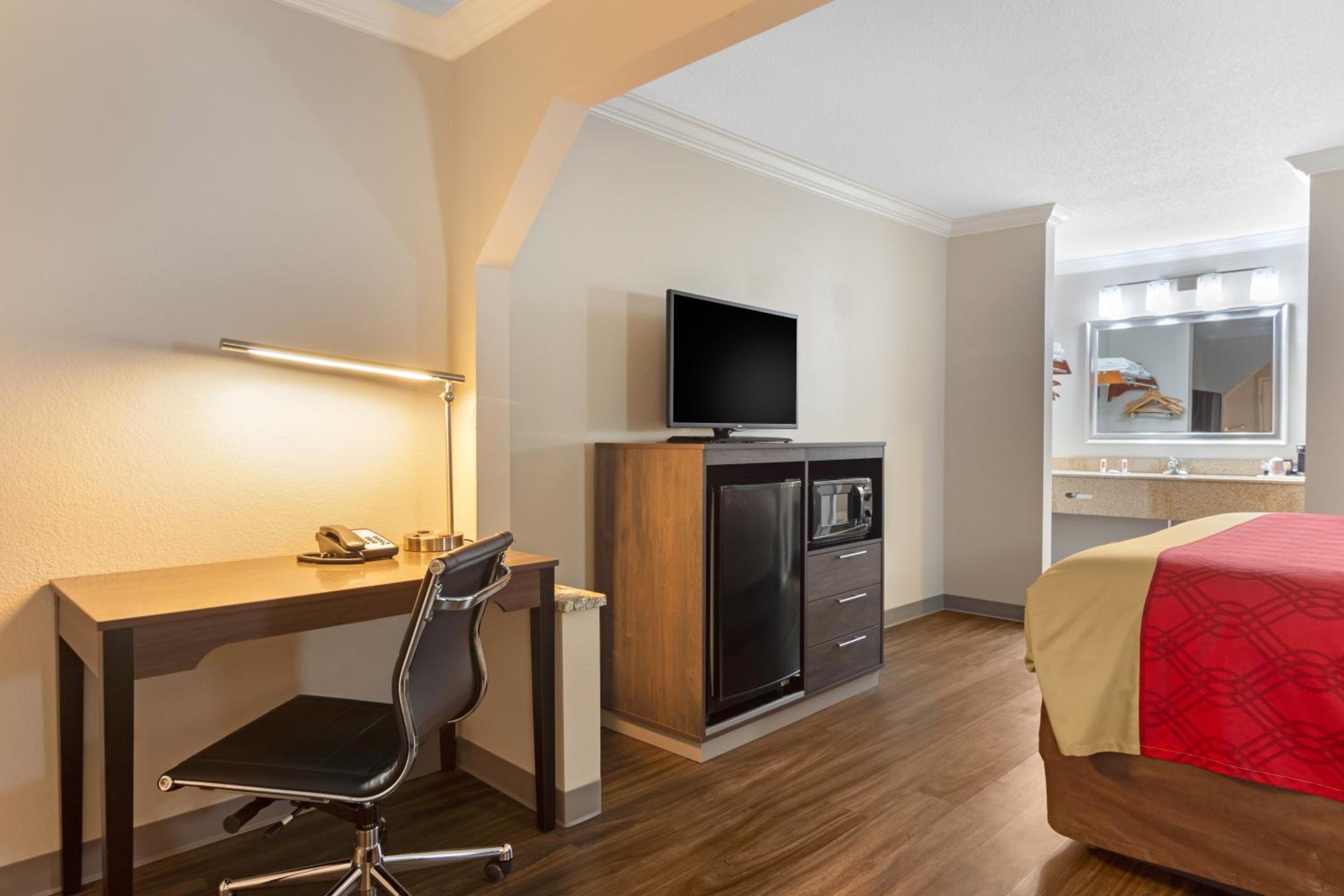 King Suite - Non Smoking - Photo 1