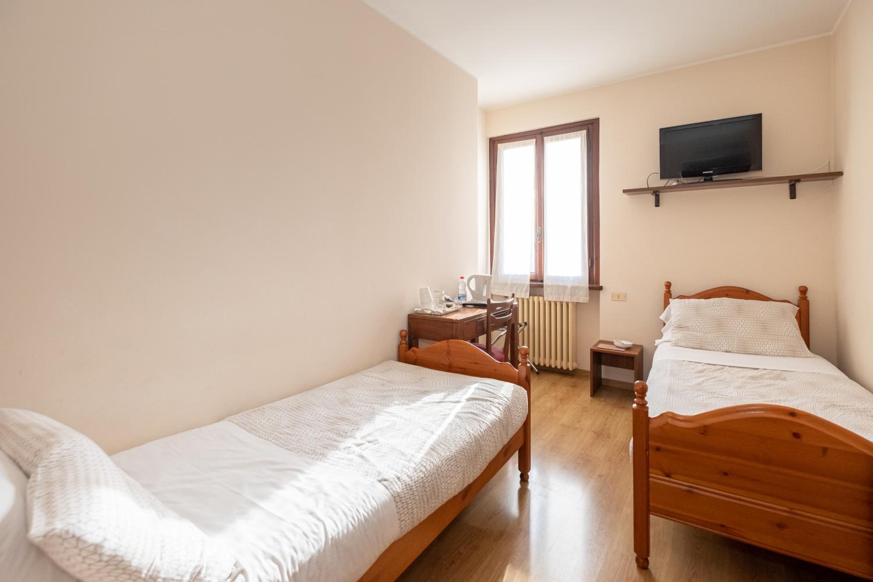 Twin Room - Photo 1