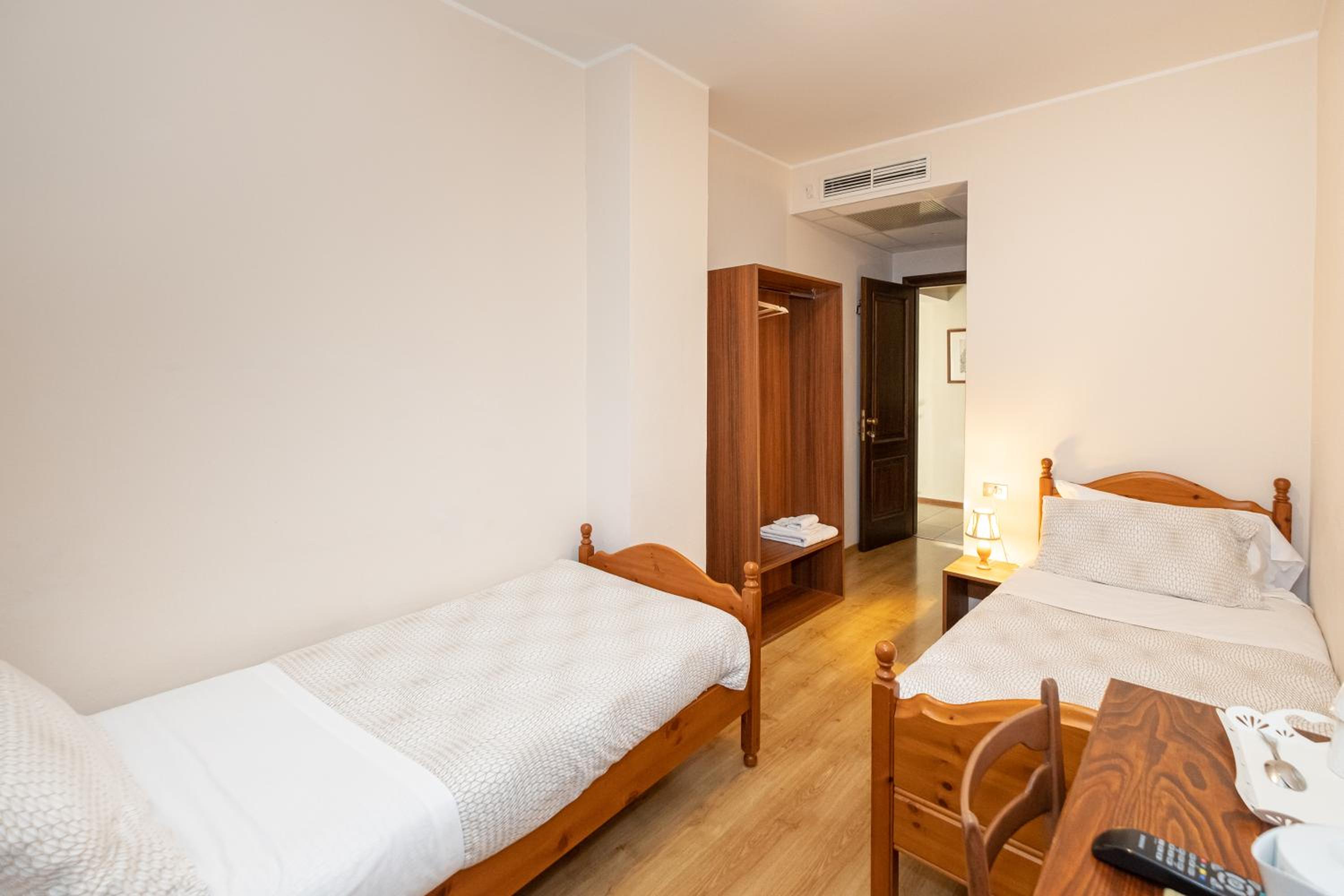 Twin Room - Photo 3