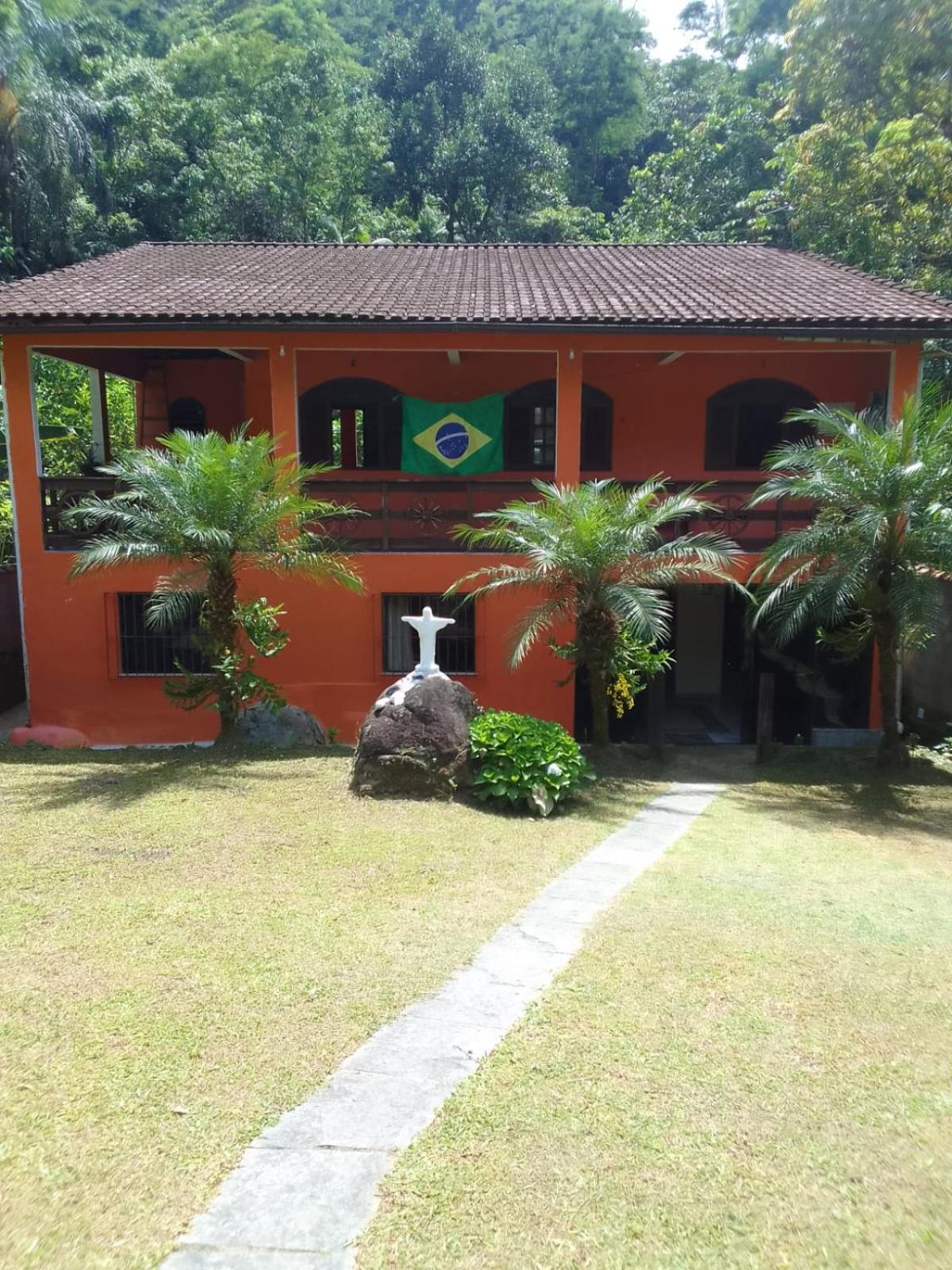 Five-Bedroom House photo 2