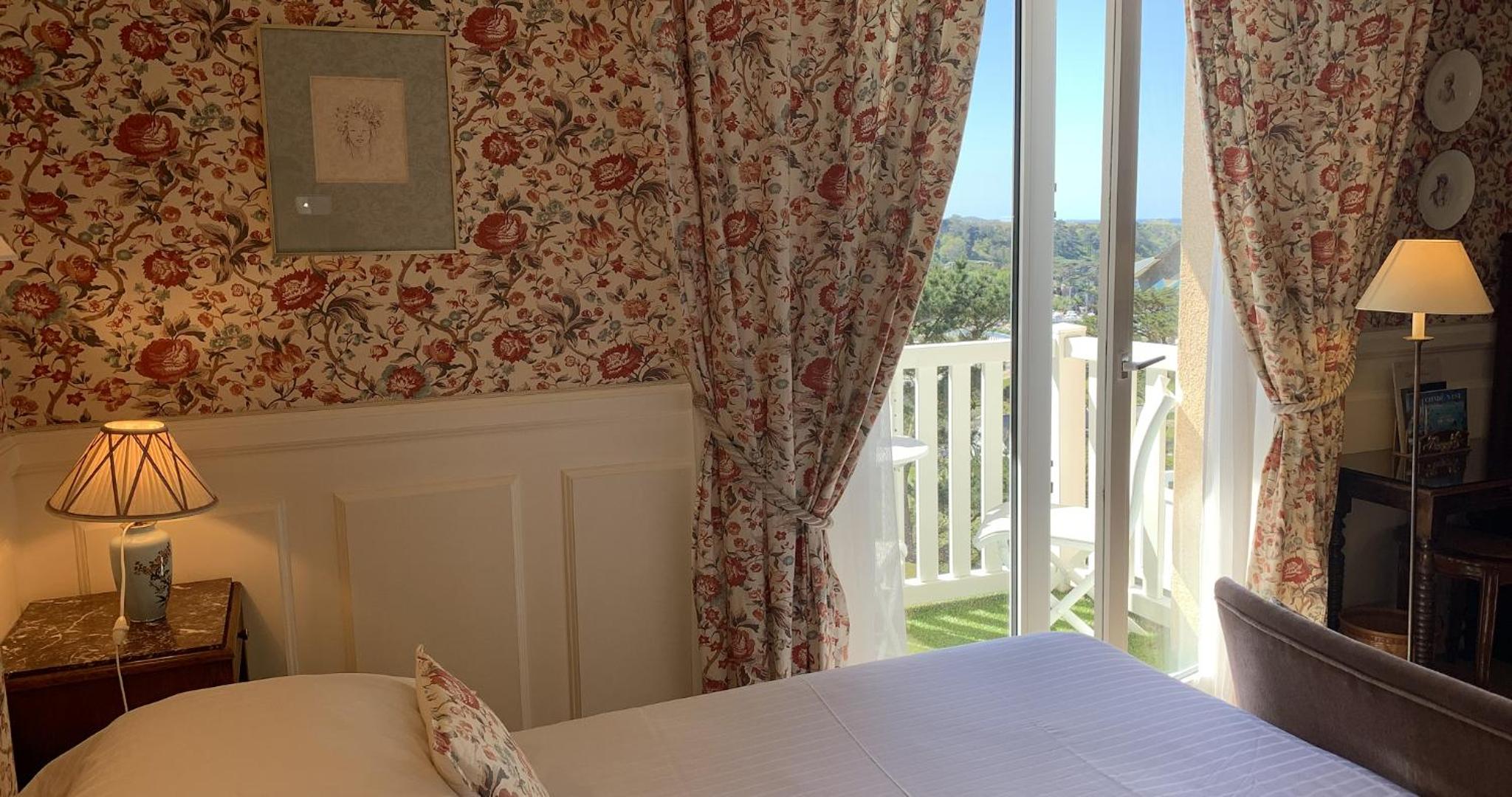 Double or Twin Room with Sea View photo 3