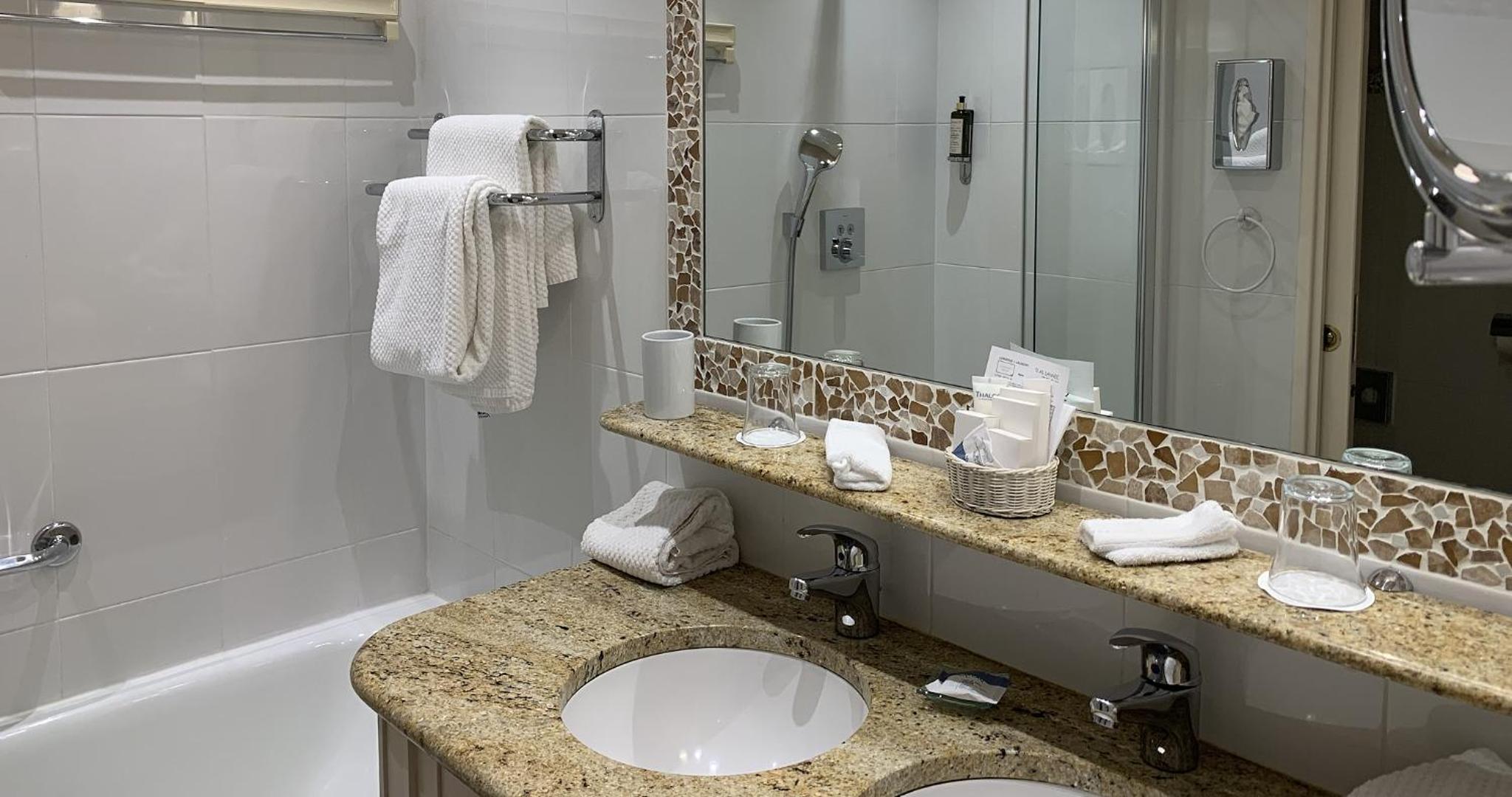 Double or Twin Room with Sea View photo 2