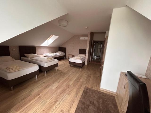Twin Room with Extra Bed - Photo 2