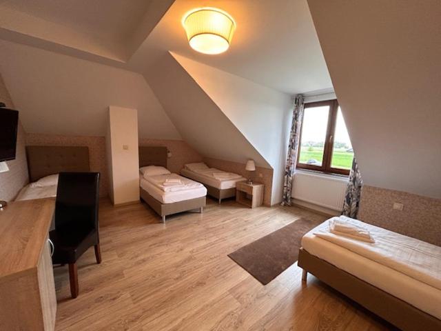 Twin Room with Extra Bed - Photo 3