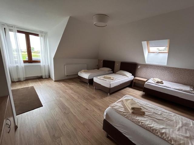 Twin Room with Extra Bed - Photo 1