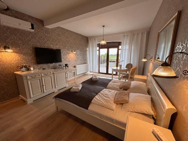 Deluxe Double Room - Photo 19