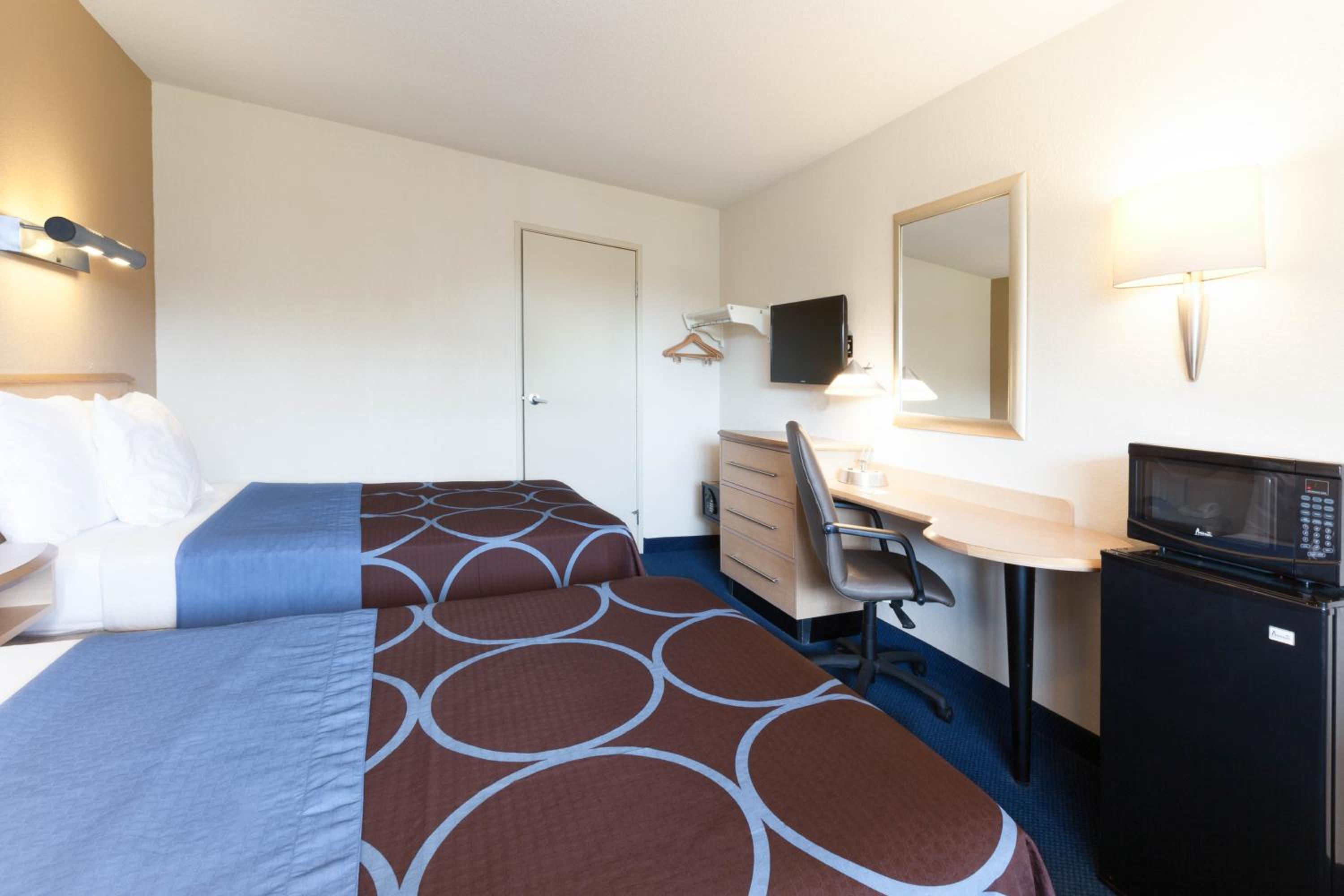 Double Room with Two Double Beds - Smoking - Photo 1
