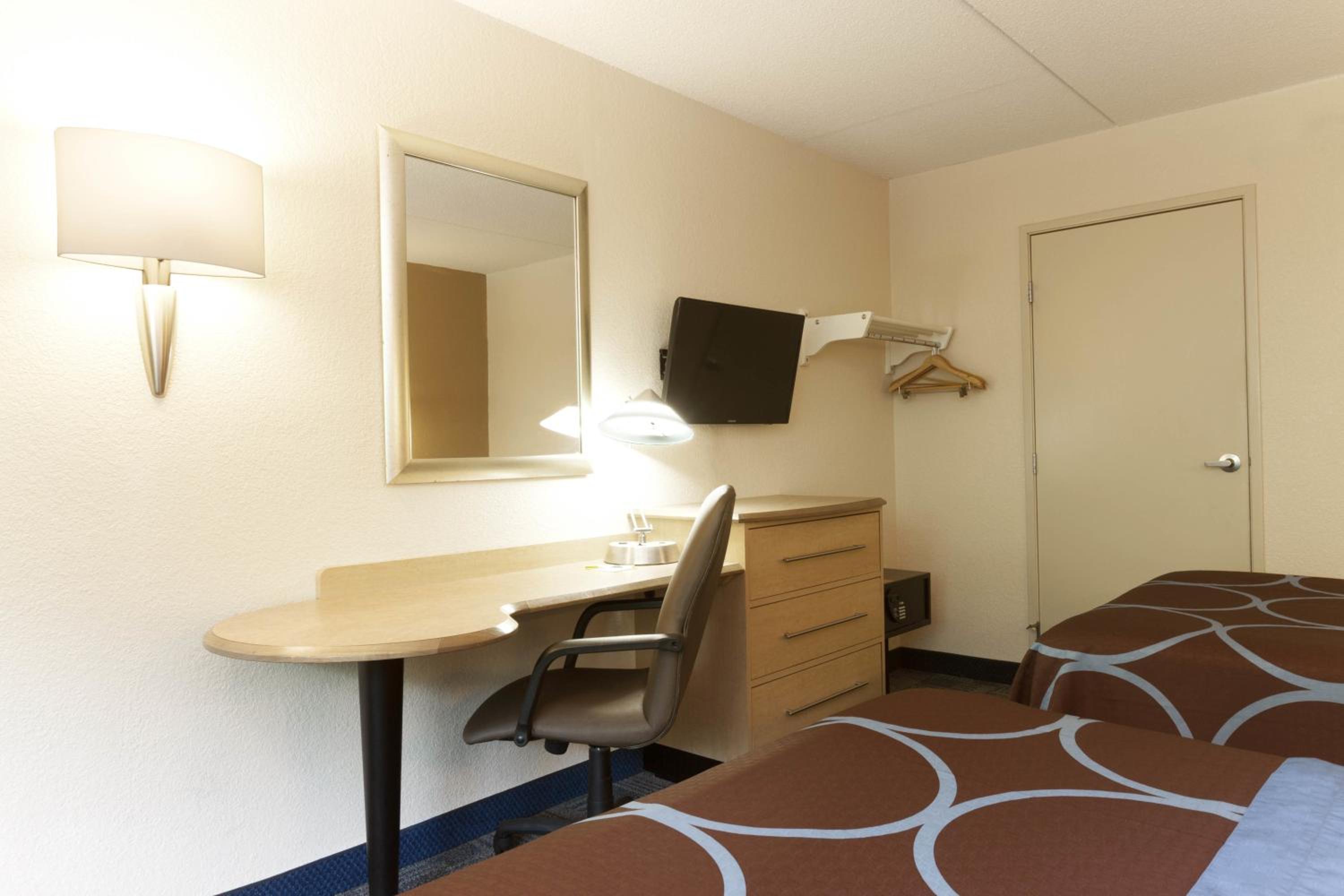 Double Room with Two Double Beds - Smoking - Photo 3
