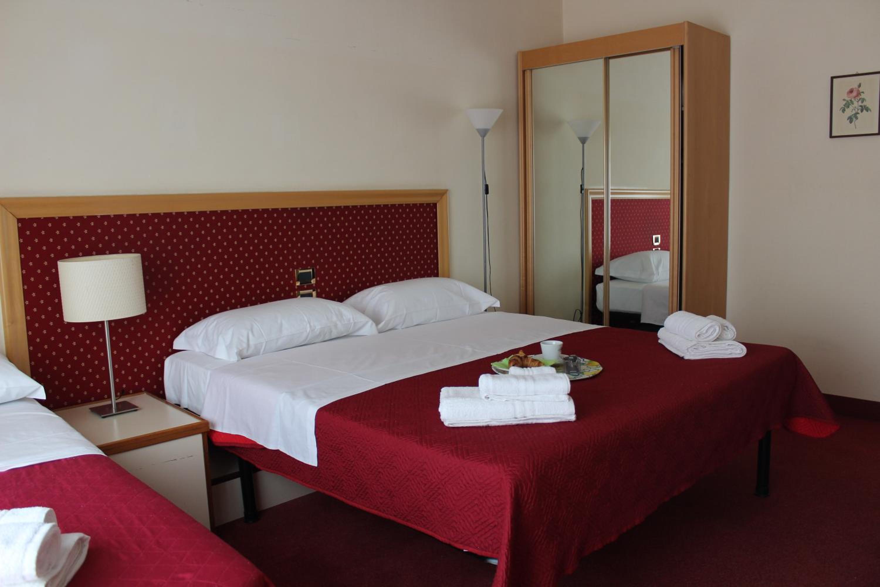 Basic Triple Room photo 3