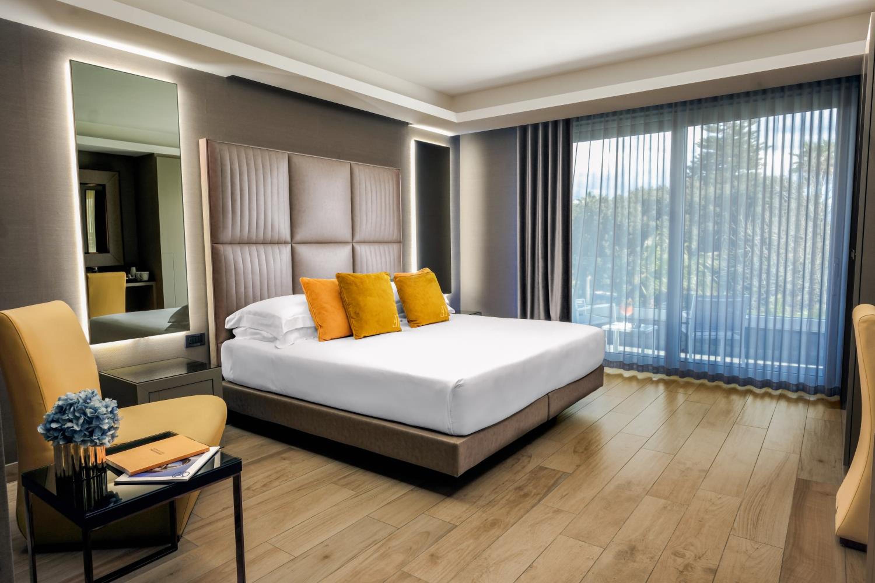 Deluxe Double or Twin Room with Lateral Sea View - Photo 4
