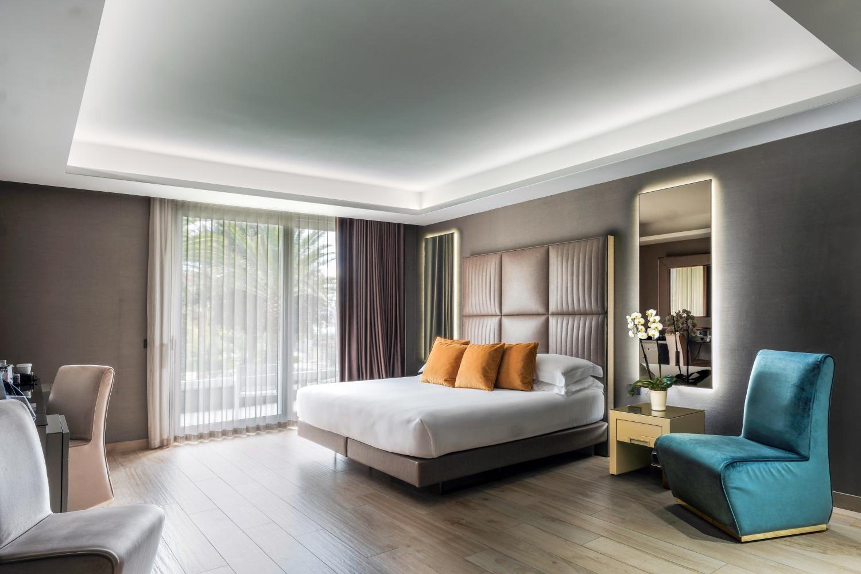 Deluxe Double or Twin Room with Lateral Sea View - Photo 1