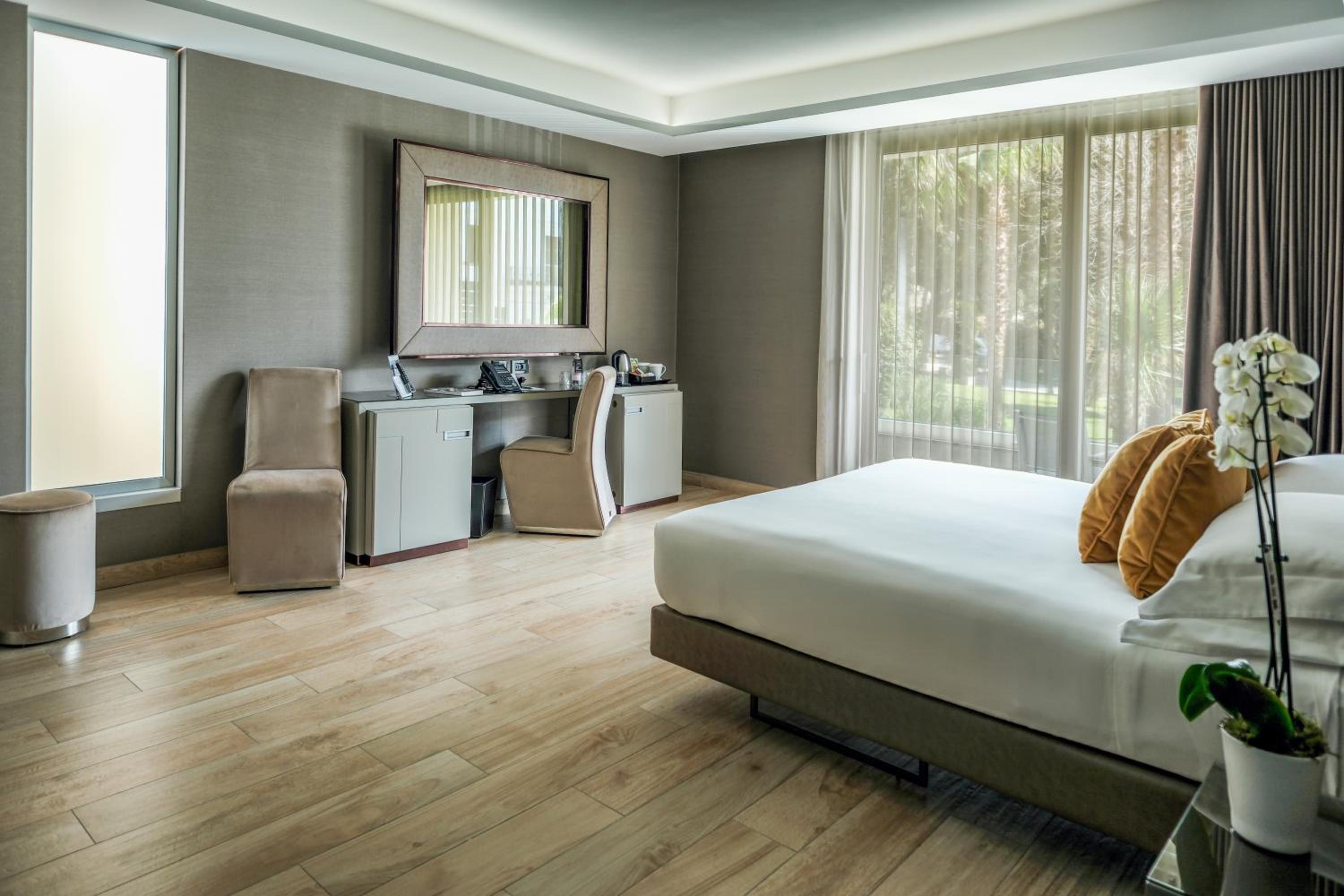 Deluxe Double or Twin Room with Lateral Sea View - Photo 8