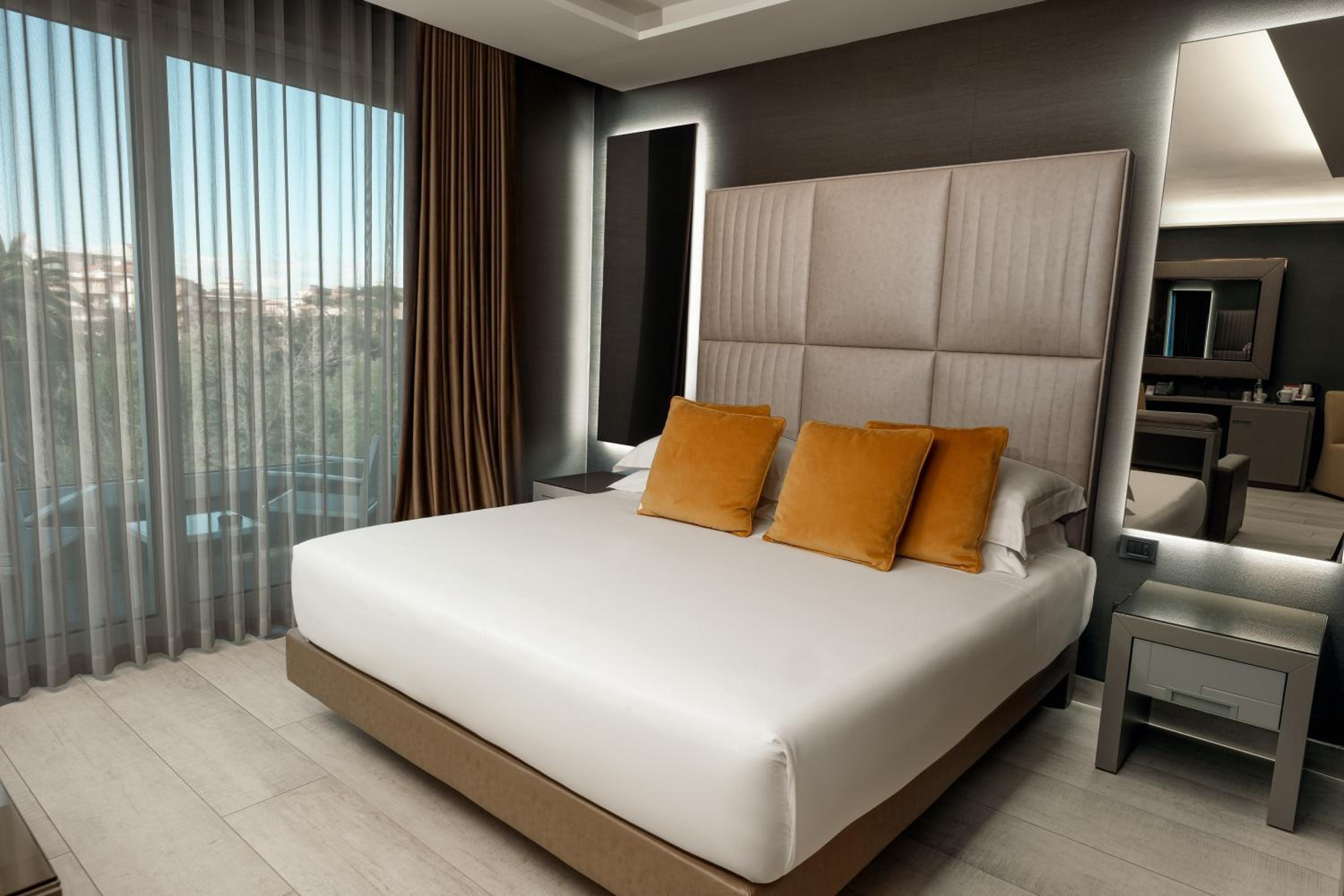Junior Suite with Lateral Sea View - Photo 9