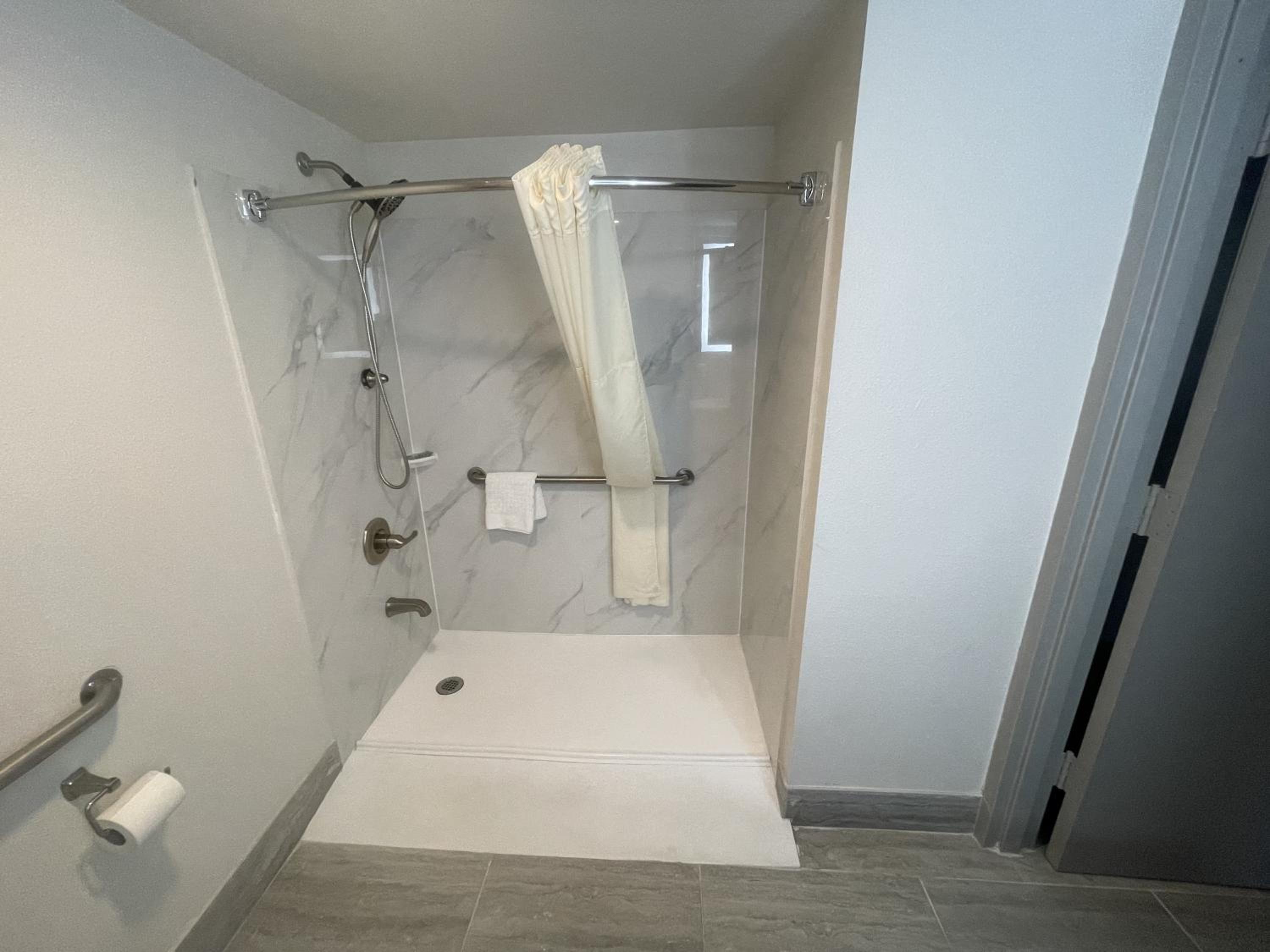 Queen Room with Two Queen Beds and Walk-In Shower - Non-Smoking - Photo 6