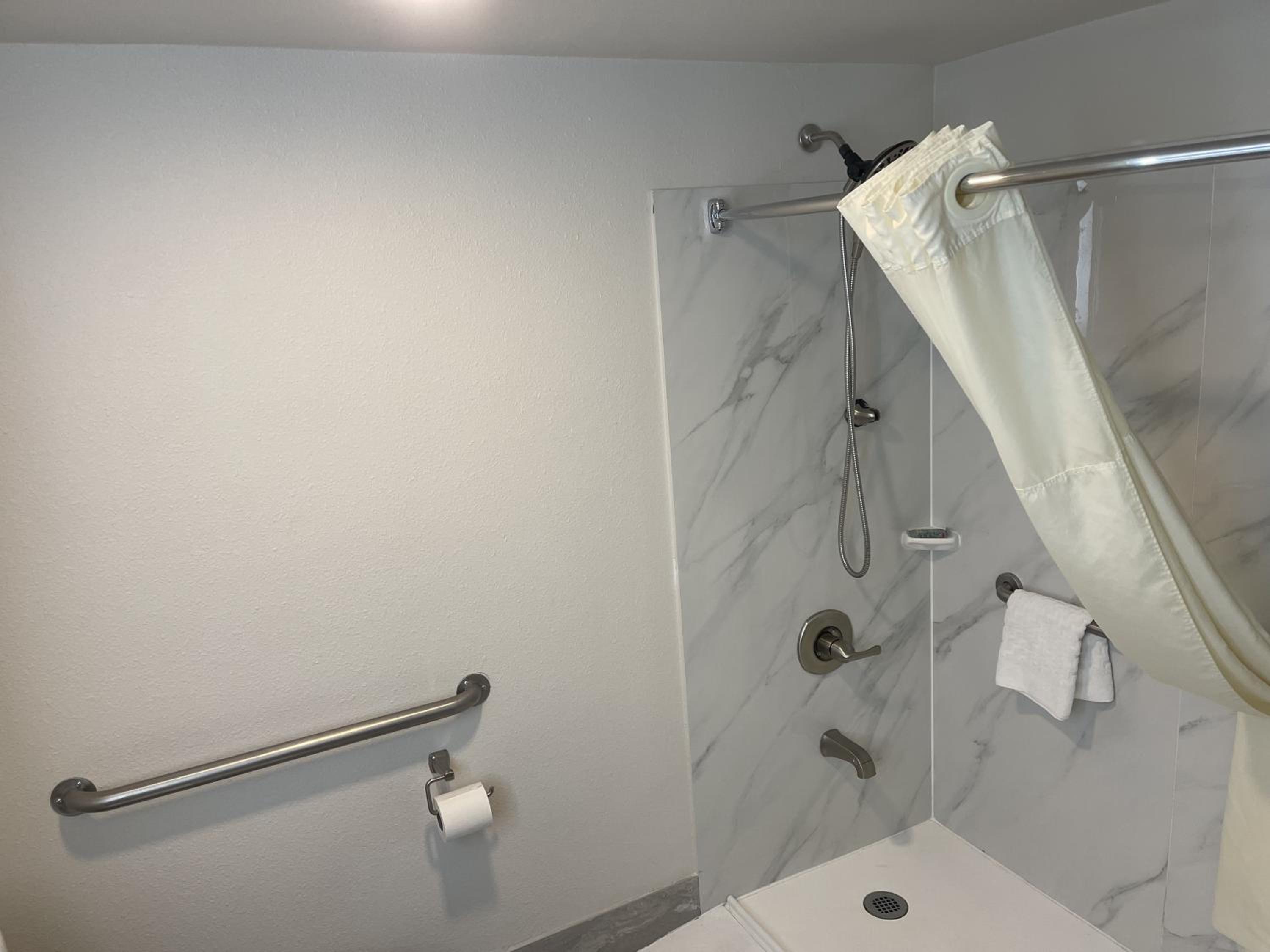 Queen Room with Two Queen Beds and Walk-In Shower - Non-Smoking - Photo 5