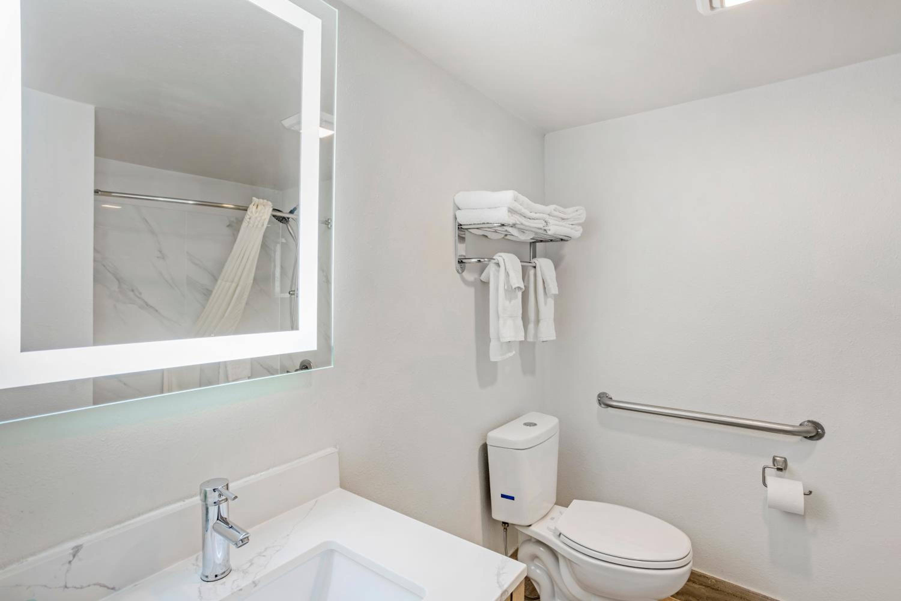 Queen Room with Two Queen Beds and Walk-In Shower - Non-Smoking - Photo 2