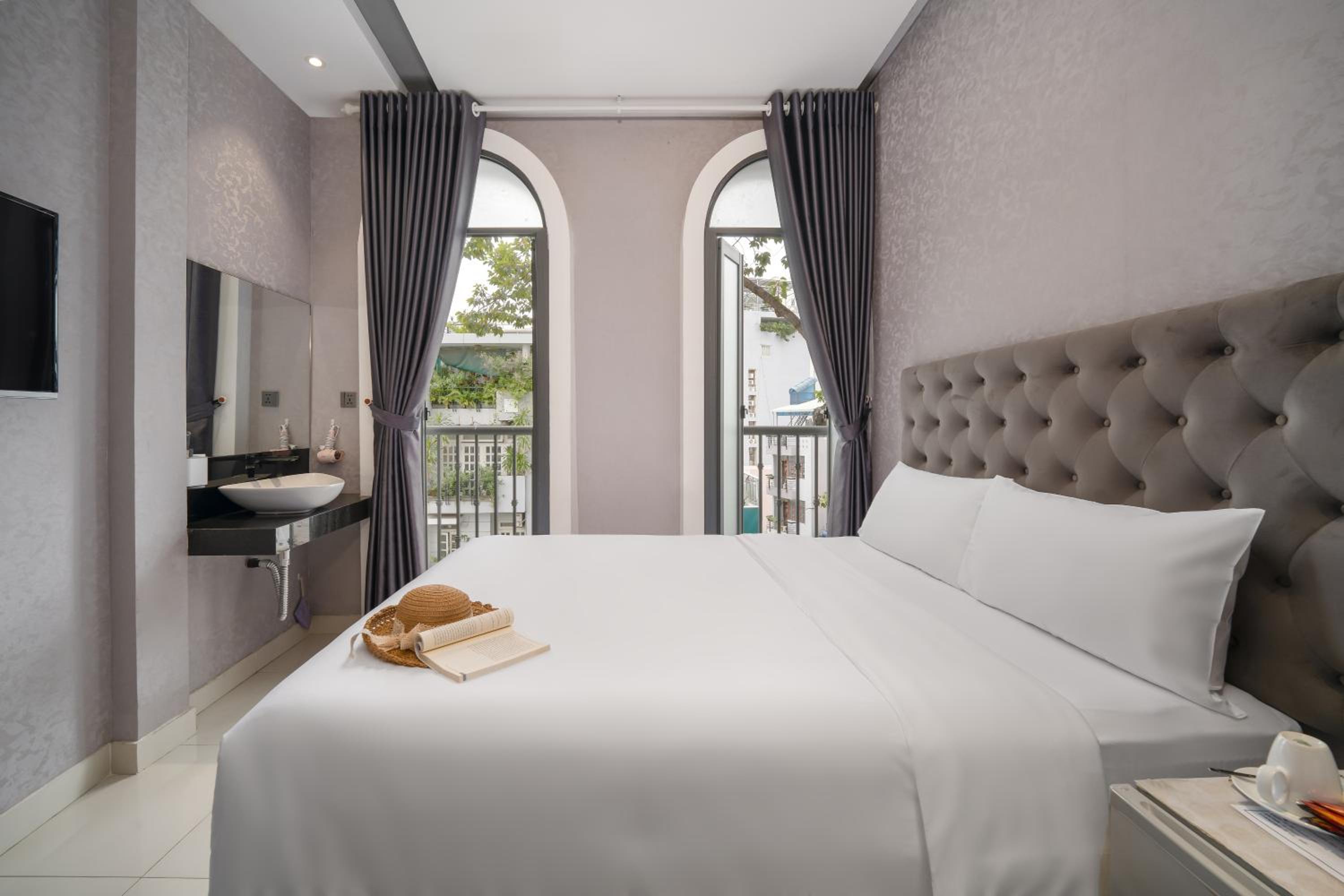 Deluxe Double Room with Balcony photo 2