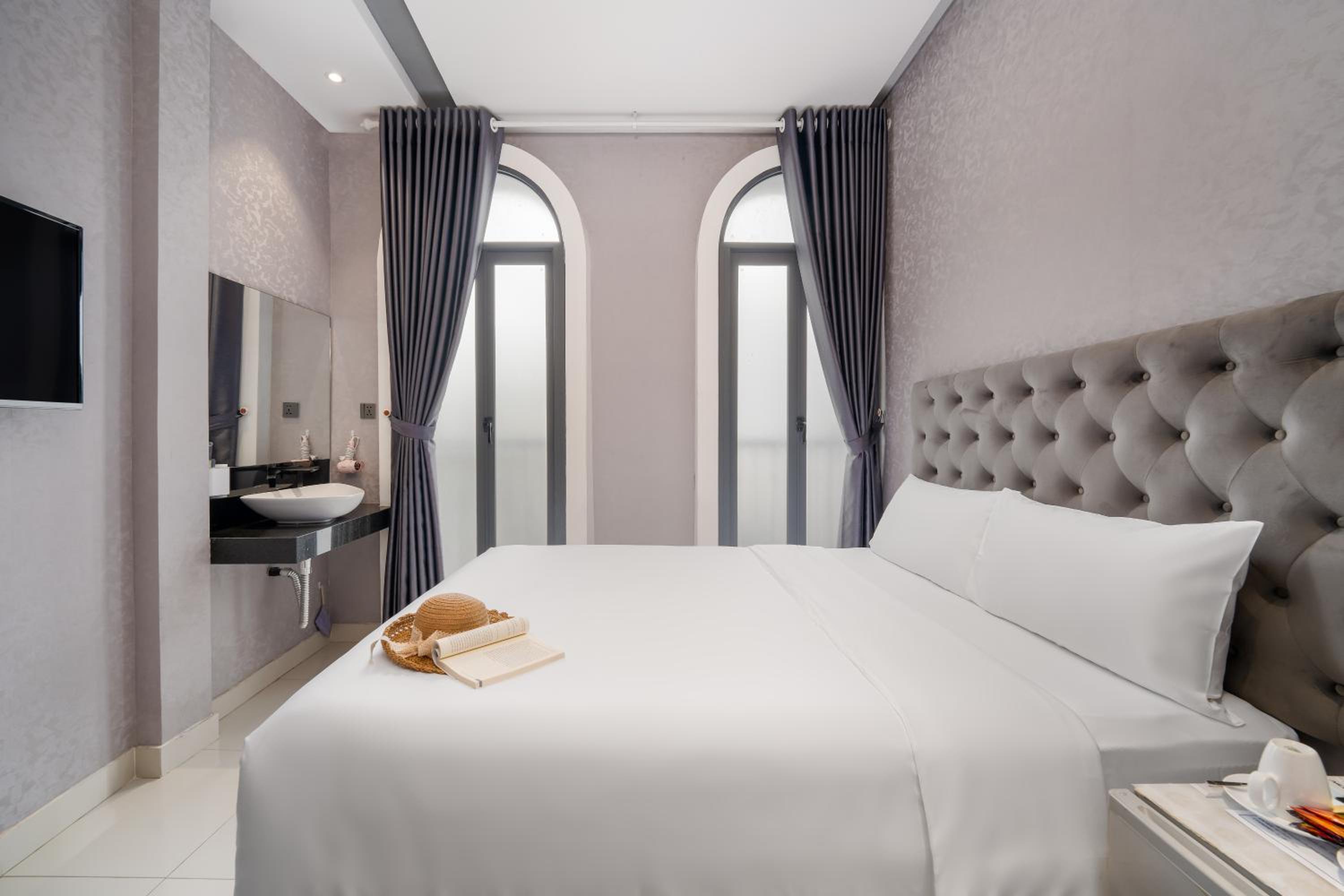 Deluxe Double Room with Balcony photo 2