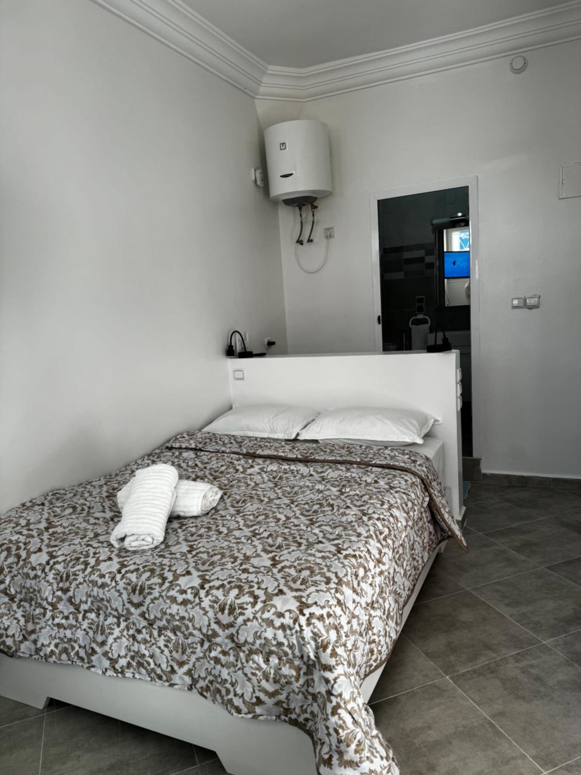 One-Bedroom Apartment photo 1