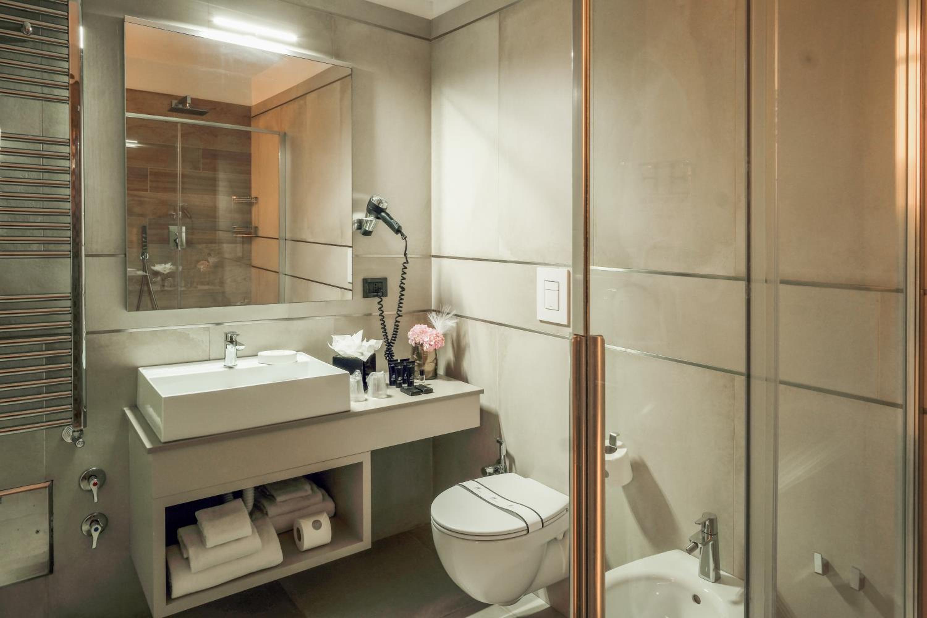 Deluxe Double or Twin Room with Lateral Sea View - Photo 3
