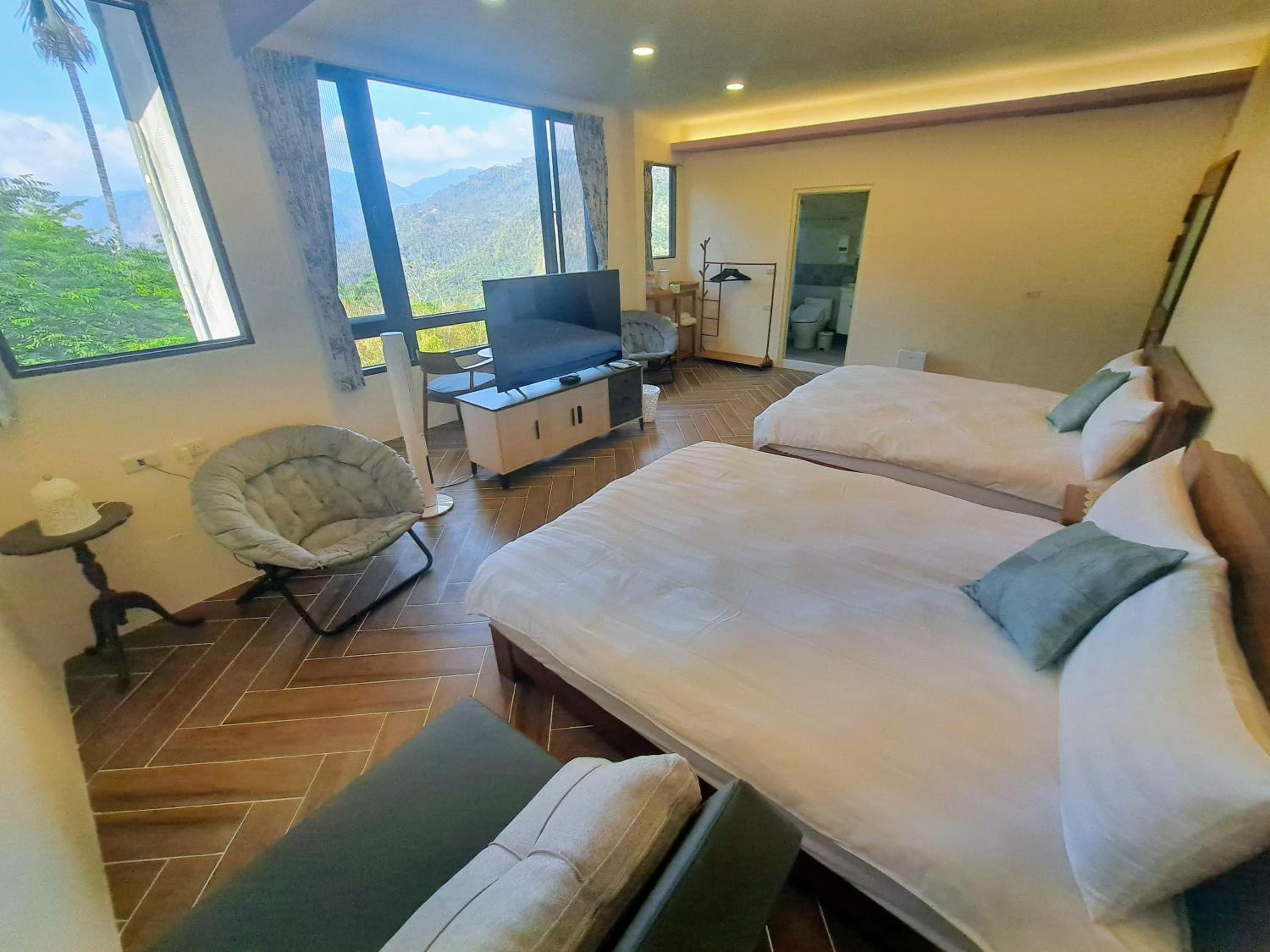Quadruple Room with Mountain View photo 3