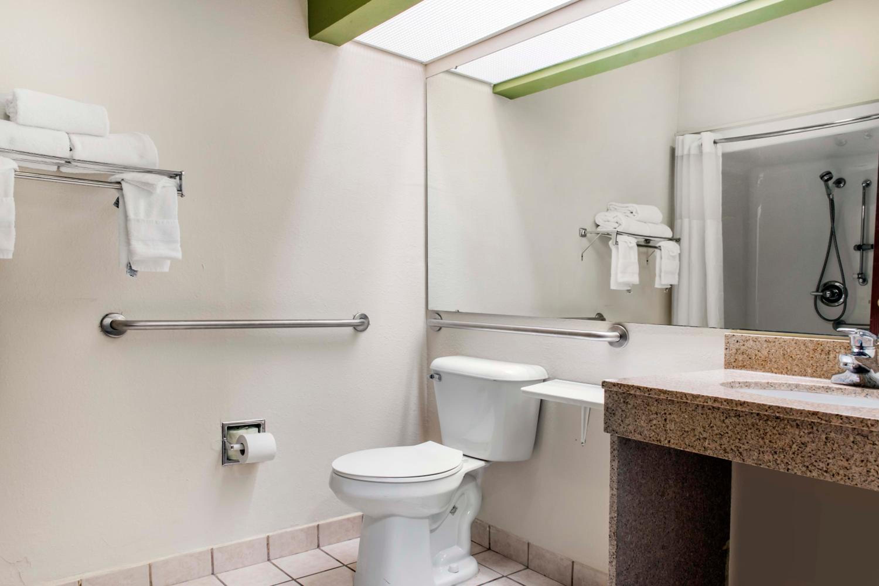 King Room - Non-Smoking/Mobility Accessible - Photo 5
