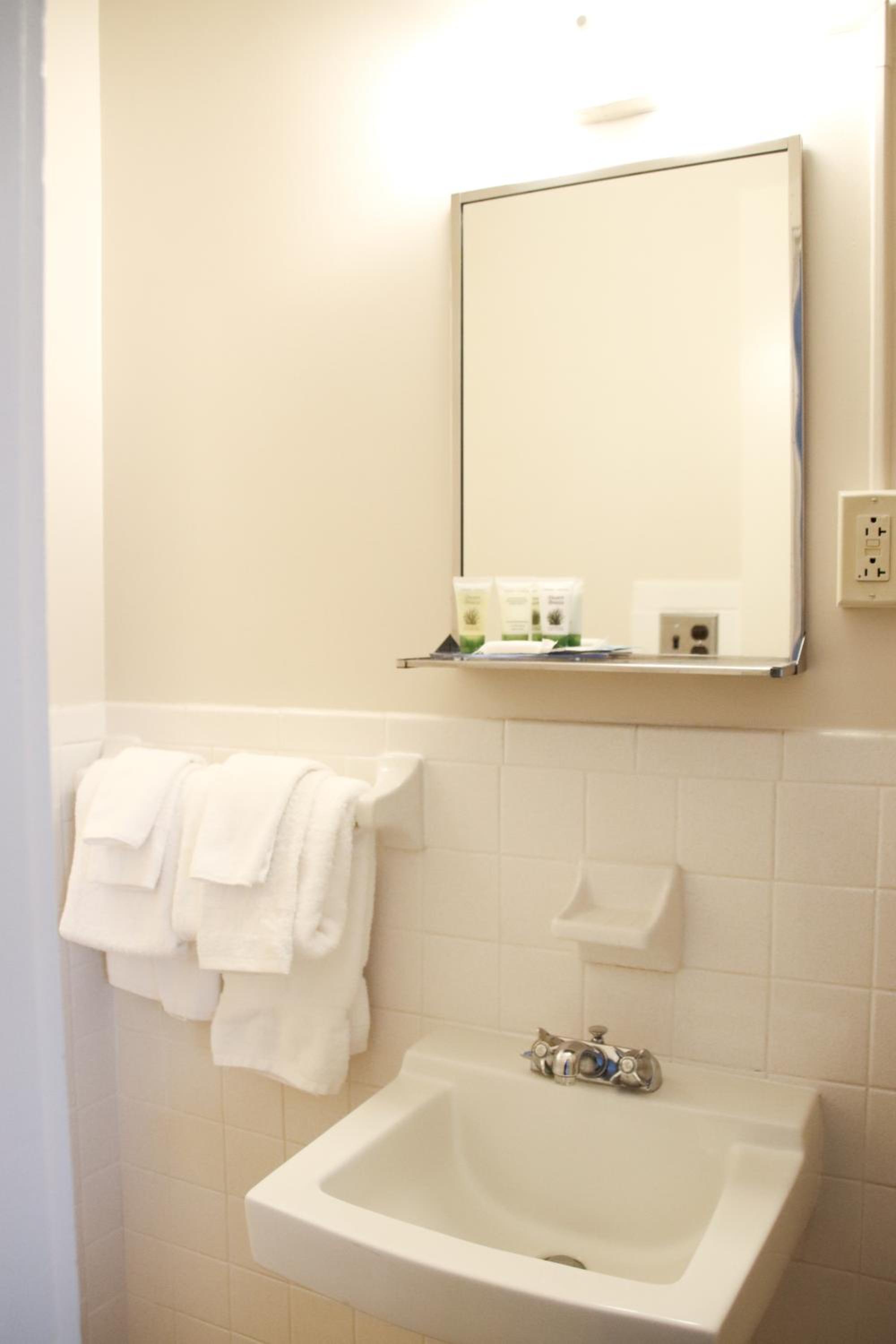 Economy Double Room photo 3