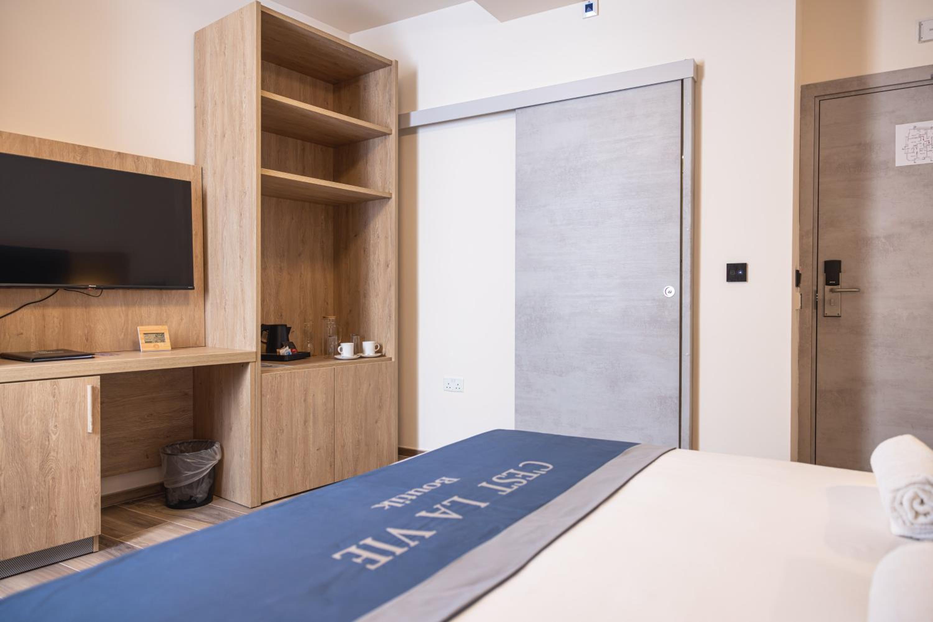 Queen Room - Disability Access - Photo 4