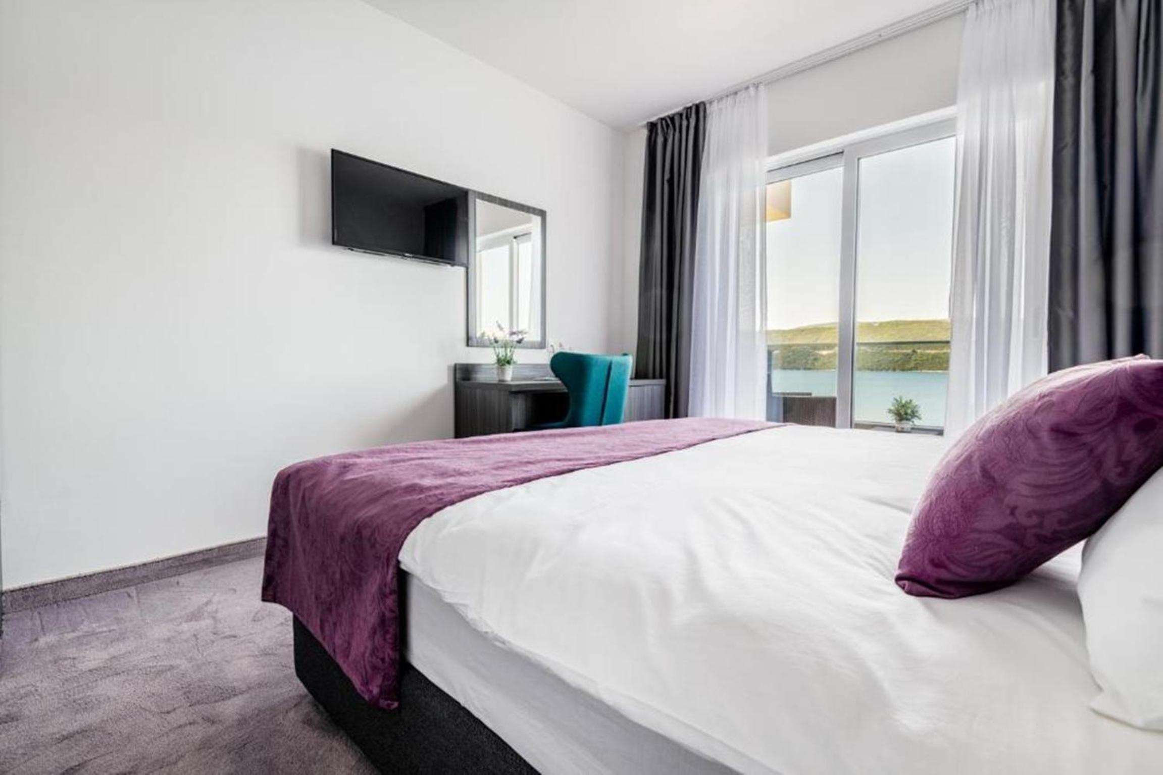 Deluxe Double Room with Balcony and Sea View photo 2