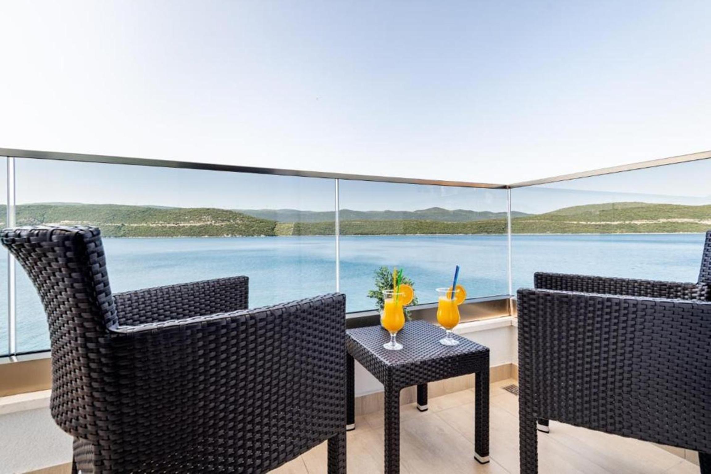Deluxe Double Room with Balcony and Sea View photo 3