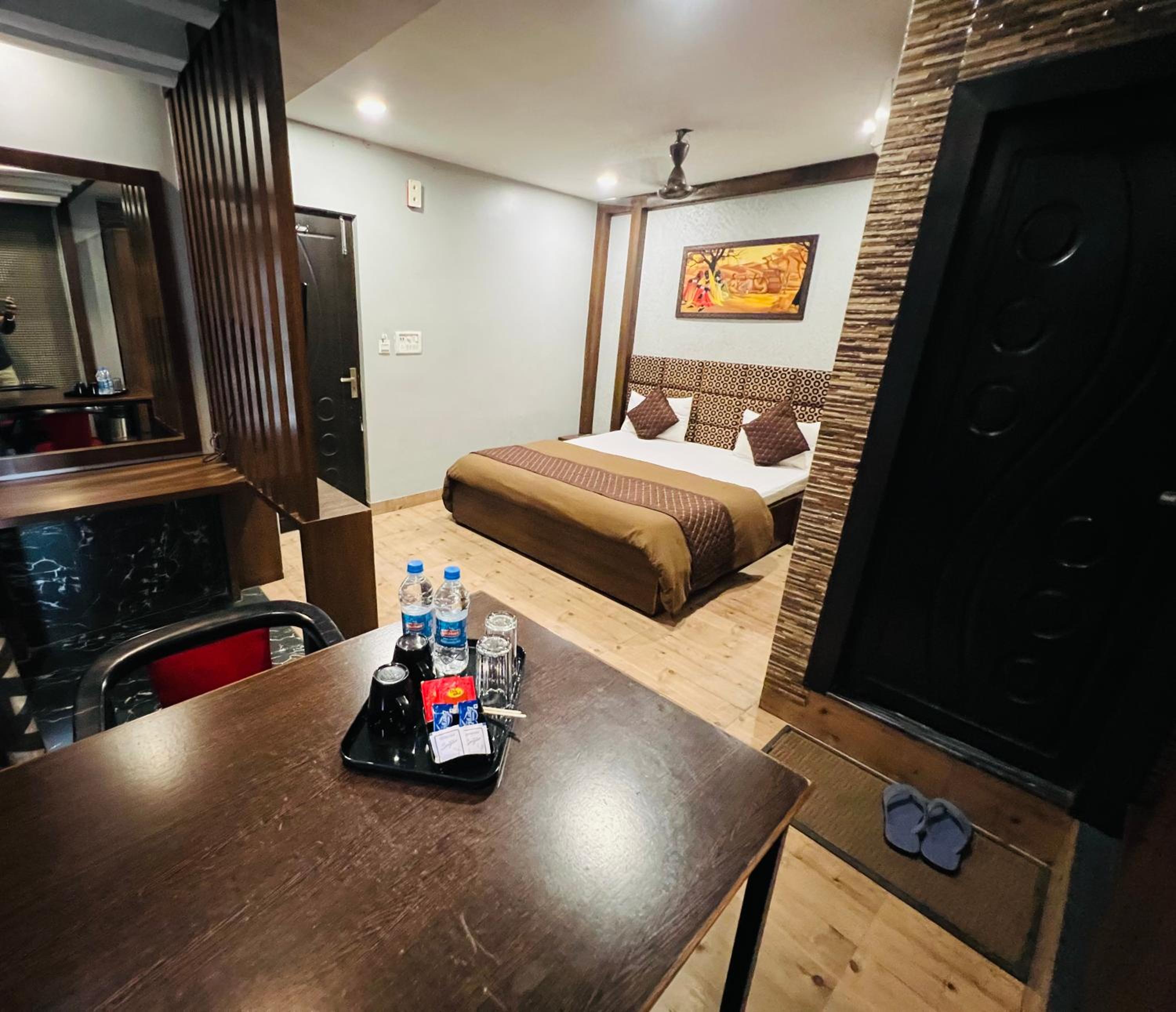 Deluxe King Room - Photo 12