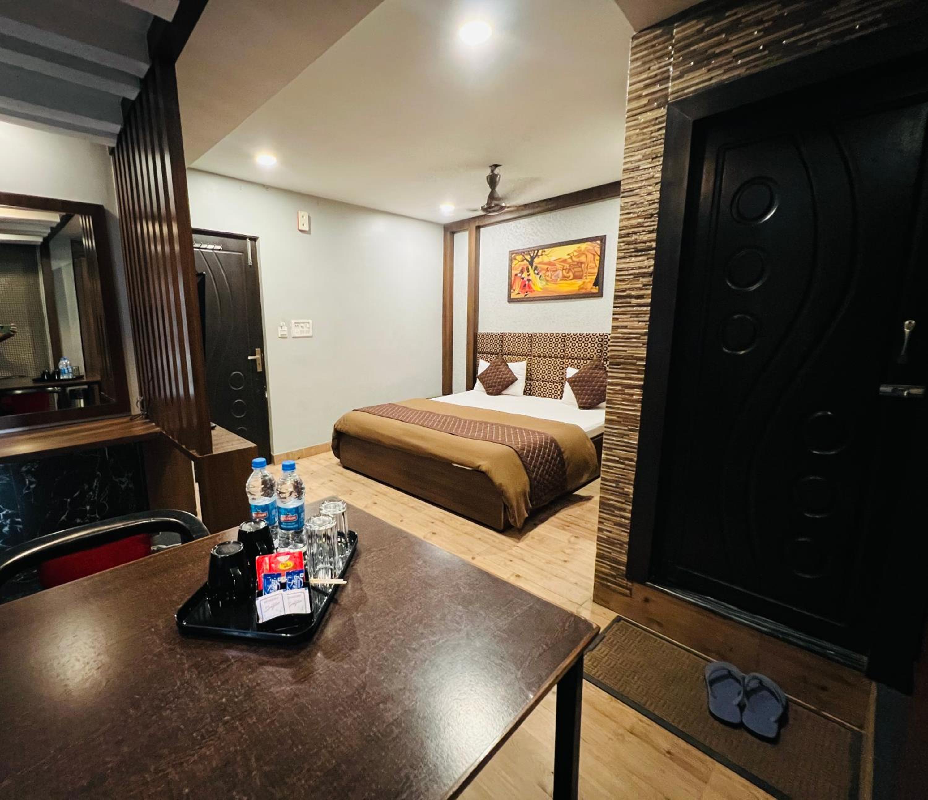 Deluxe King Room - Photo 11