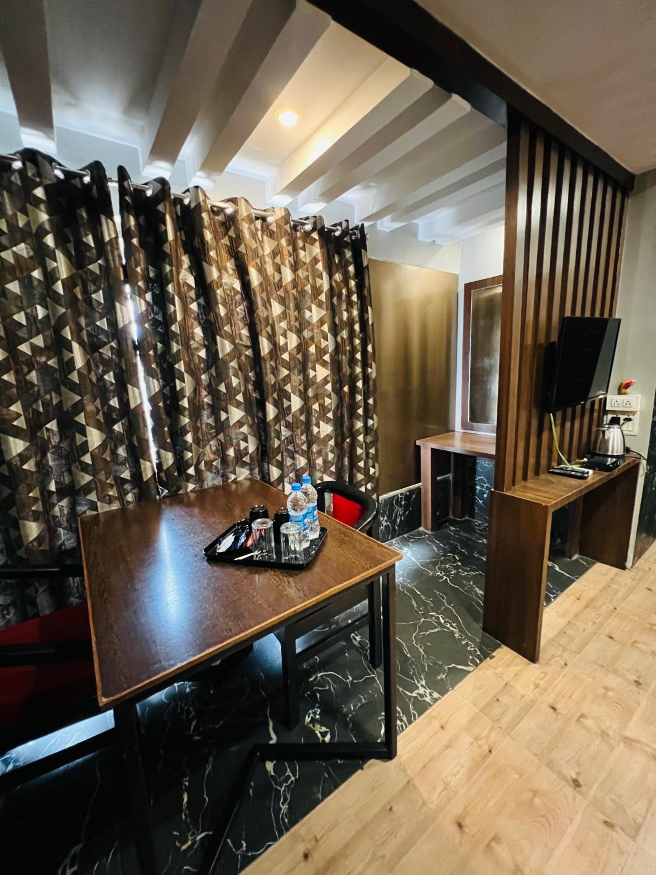 Deluxe King Room - Photo 9