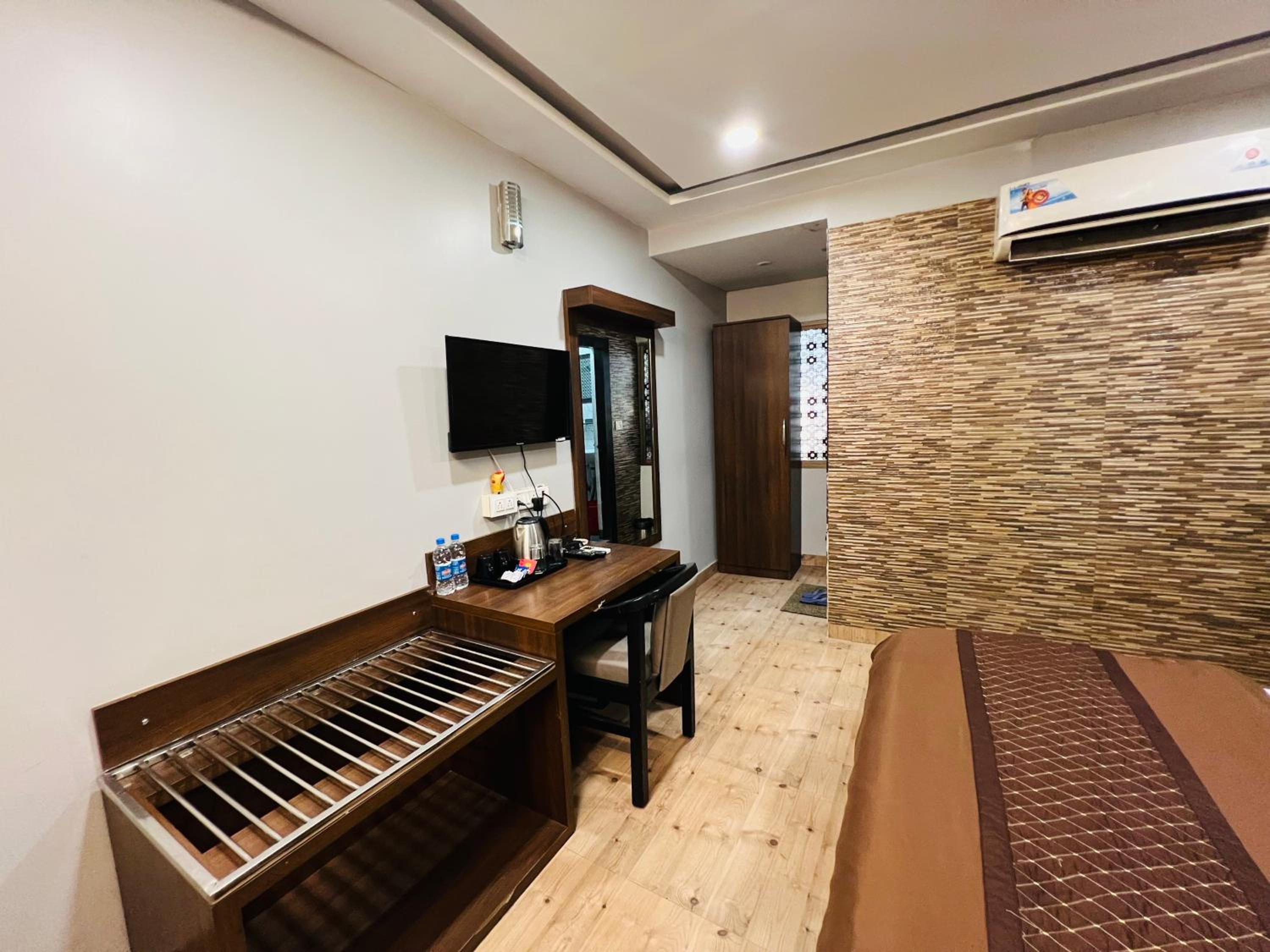 Deluxe Double Room - Photo 14