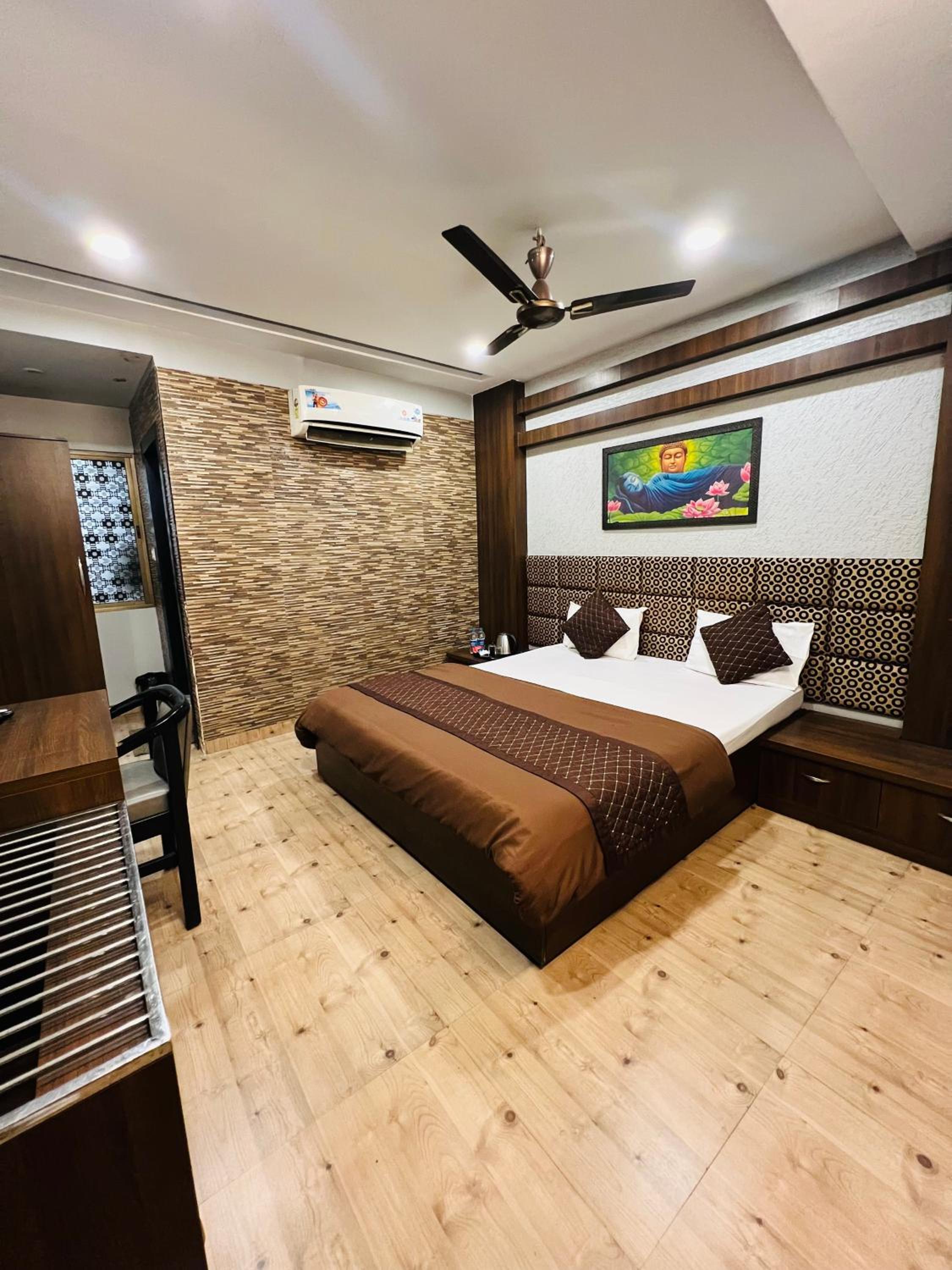 Deluxe Double Room - Photo 13