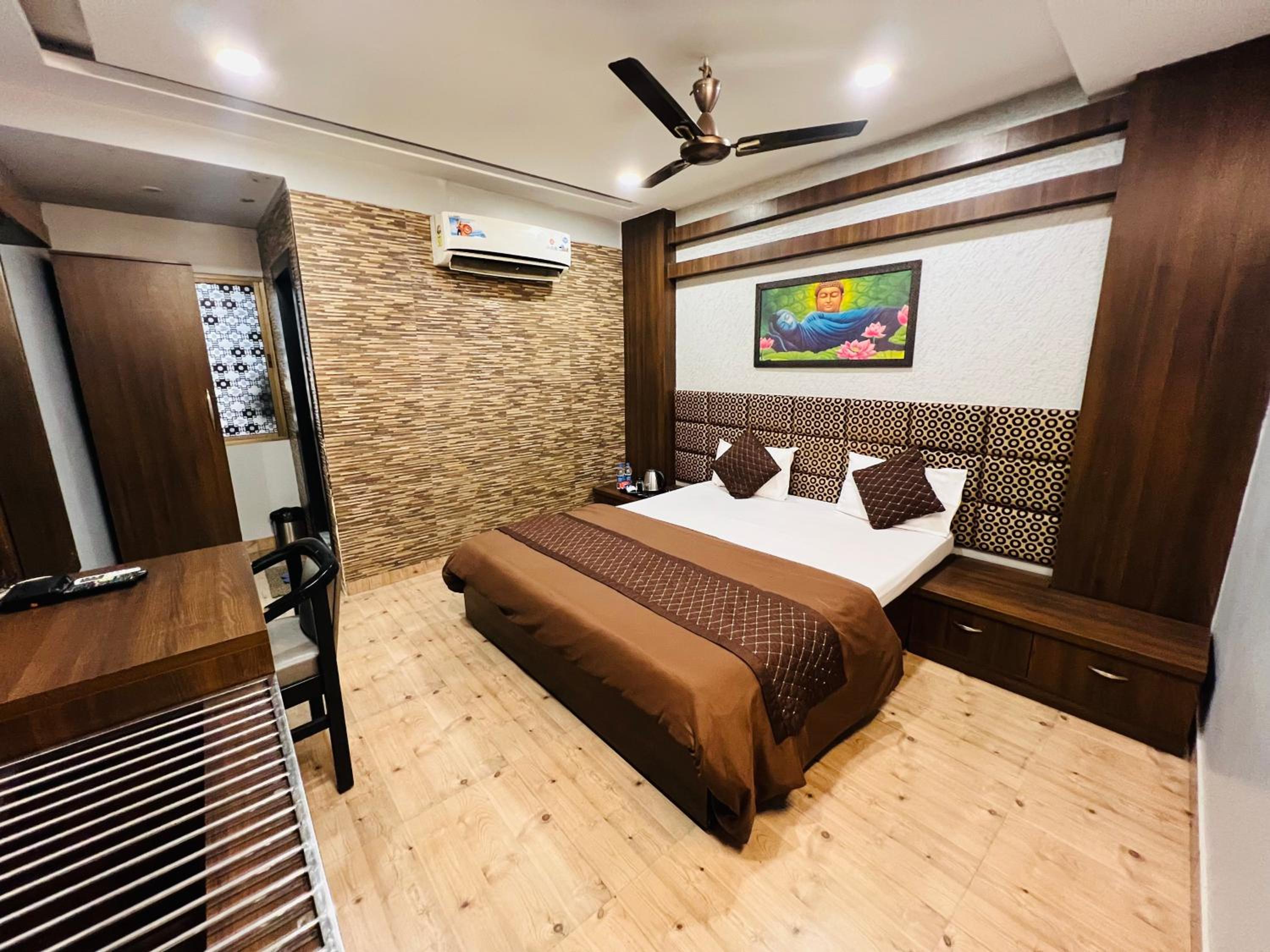 Deluxe Double Room - Photo 12