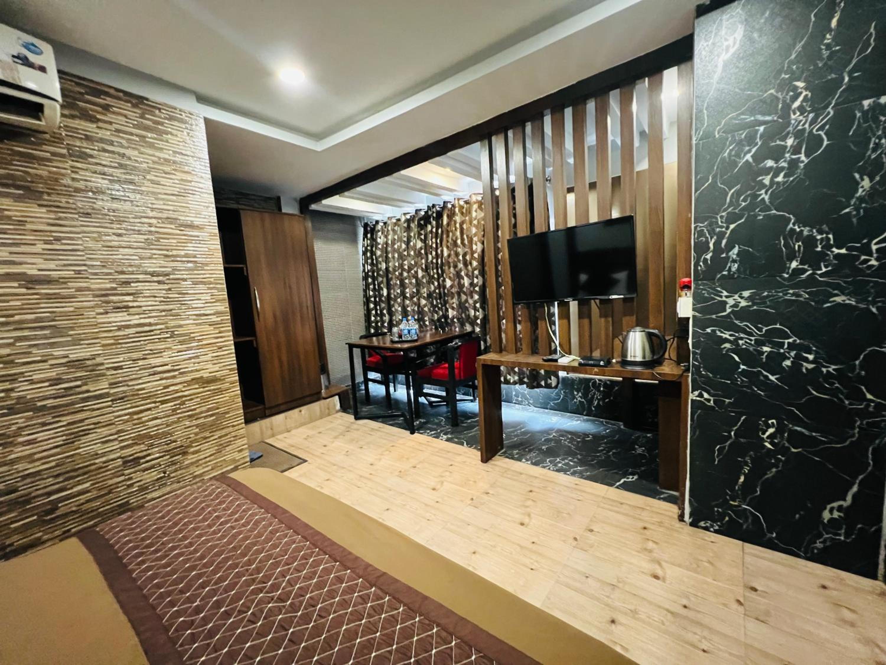Deluxe King Room - Photo 10
