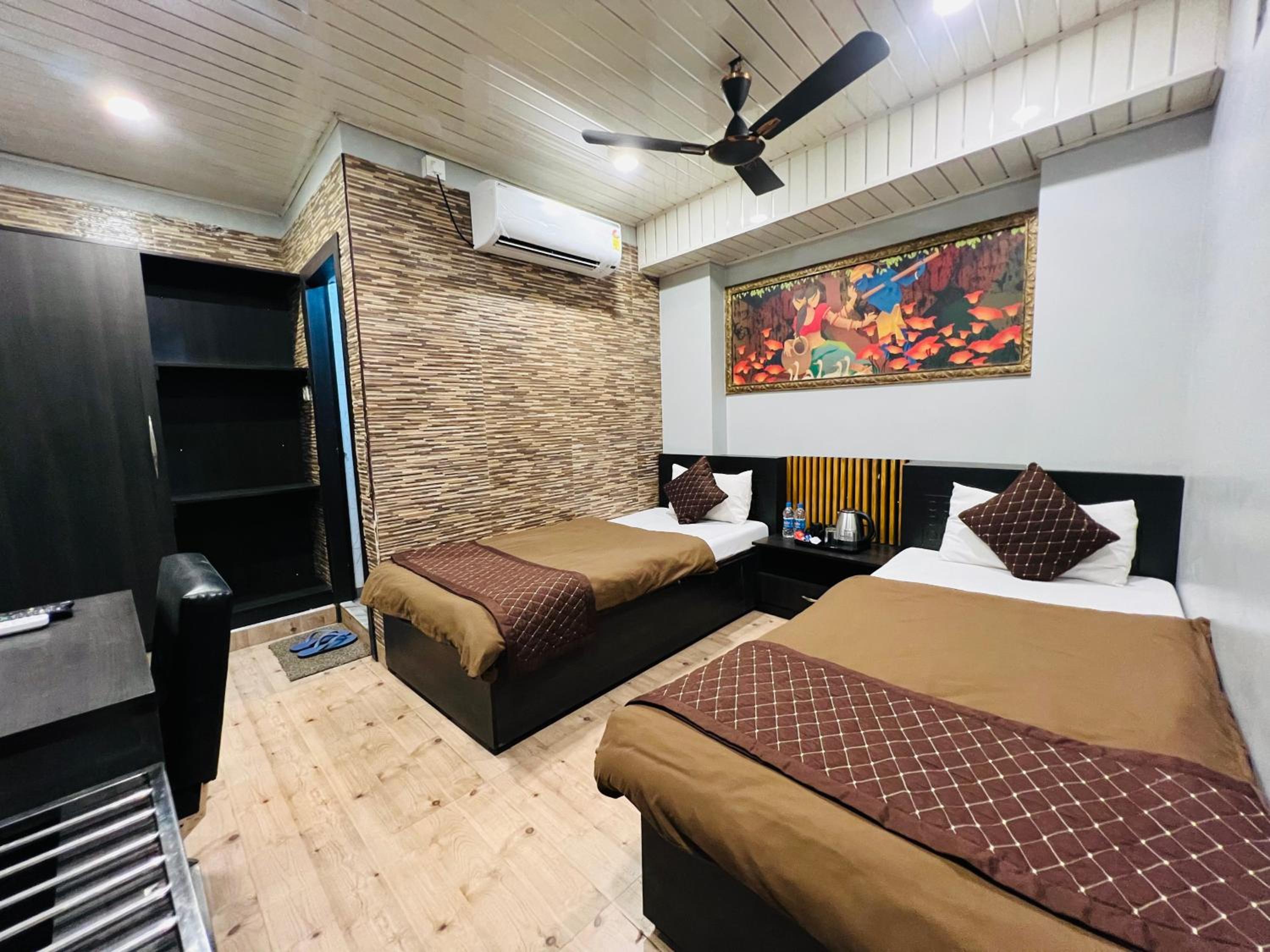 Deluxe Double Room - Photo 11