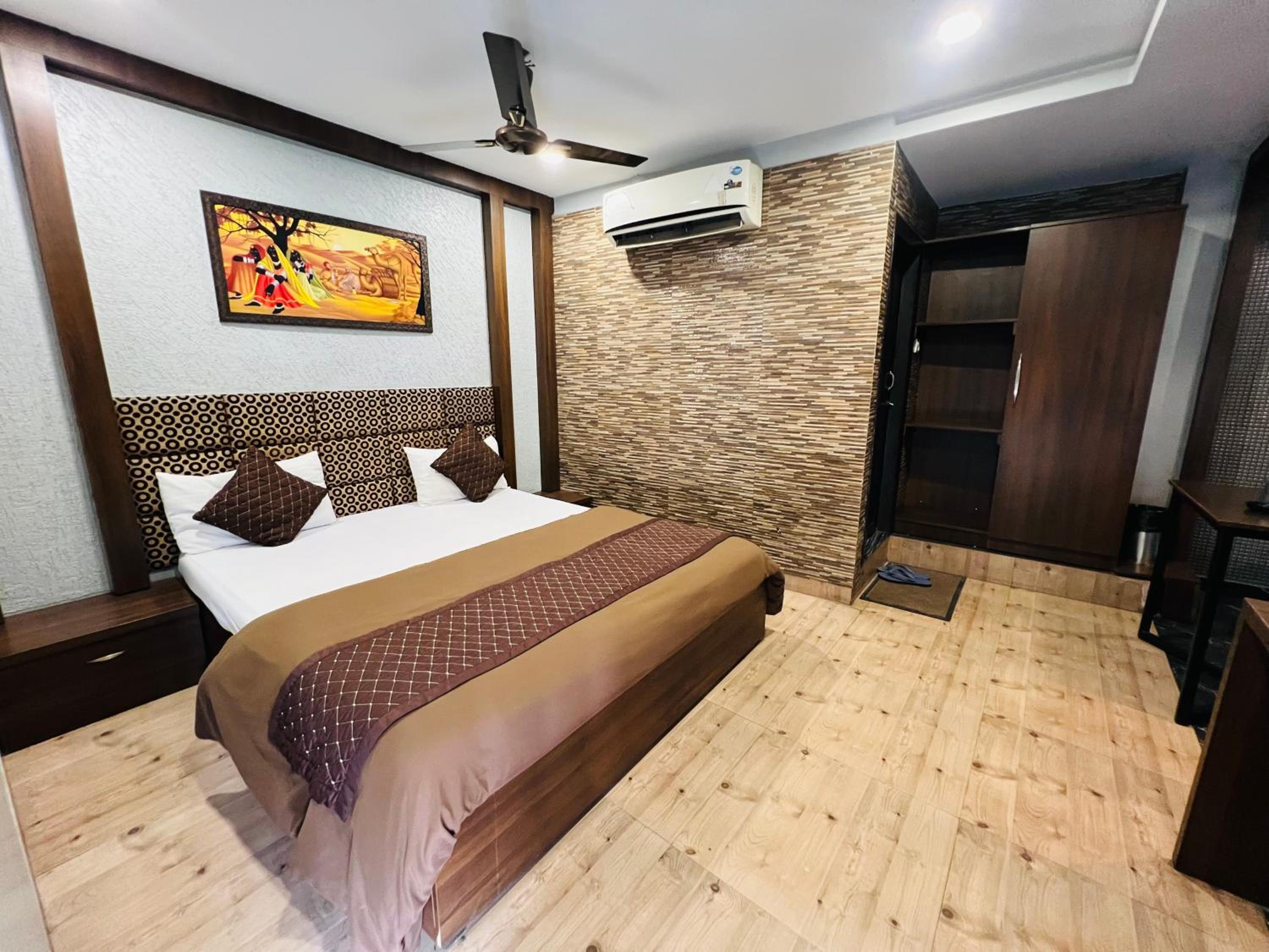 Deluxe King Room - Photo 13