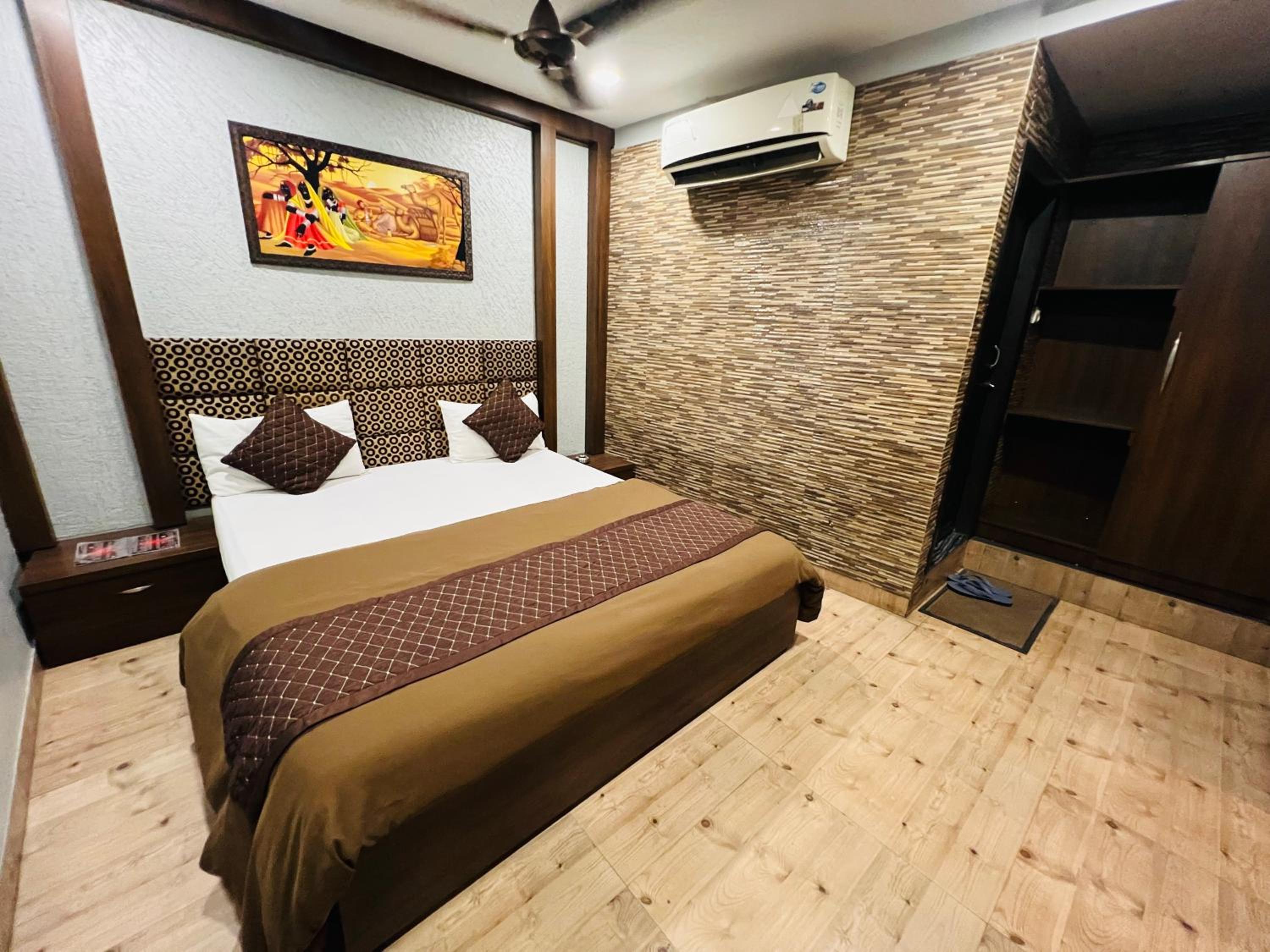 Deluxe King Room - Photo 1