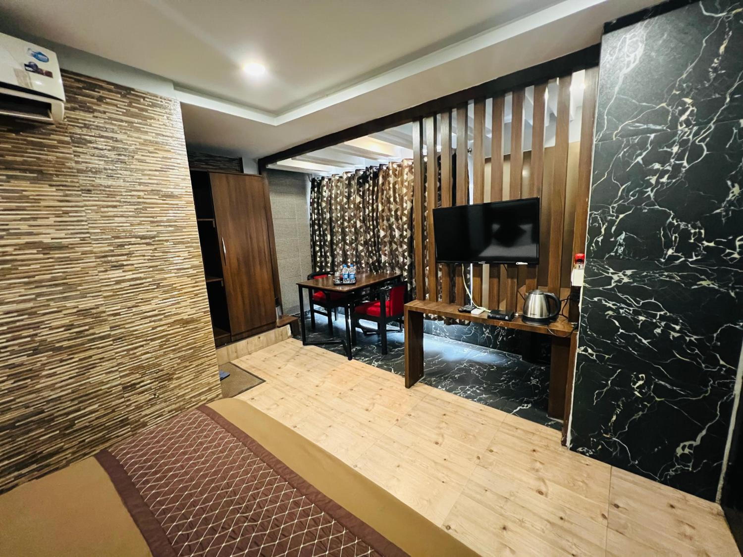 Deluxe King Room - Photo 8